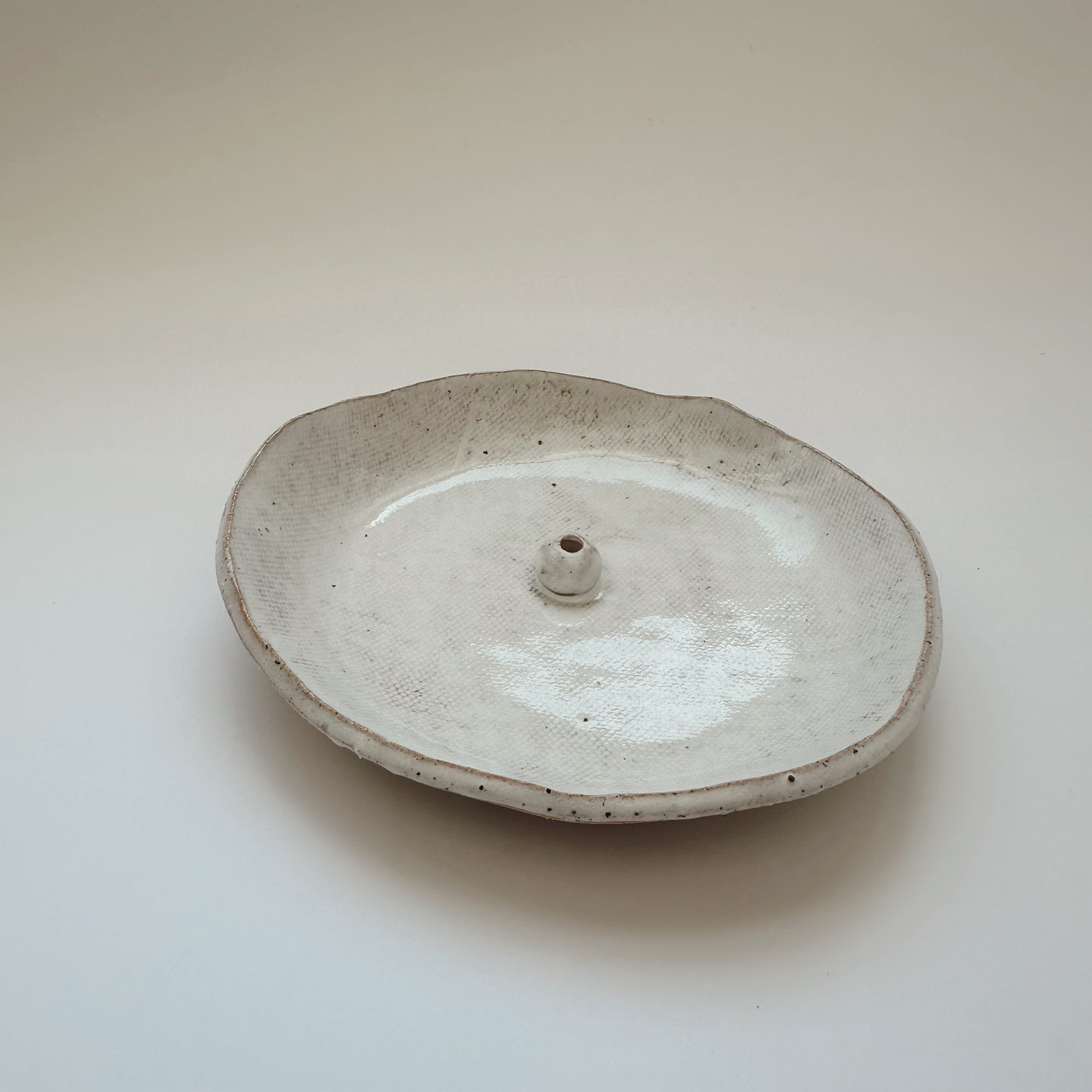 THE CLAY SOCIETY ORGANIC ROUND INCENSE HOLDER: WHITE