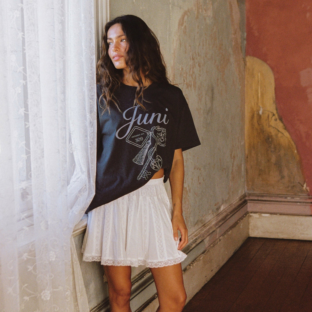 JUNI WOMENS LOCK TEE: WASHED BLACK