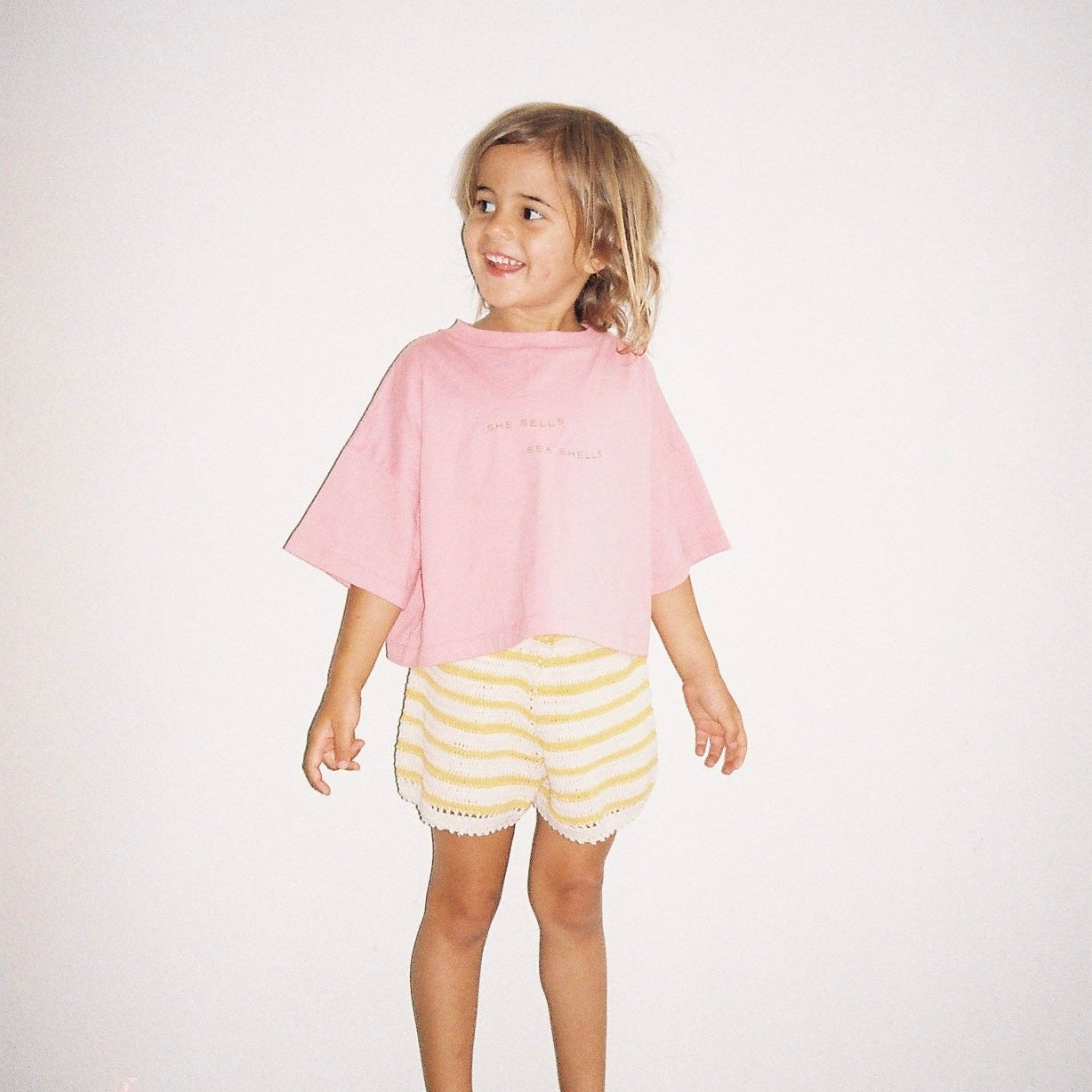 ILLOURA THE LABEL SHE SELLS SEA SHELLS TEE: PEONY