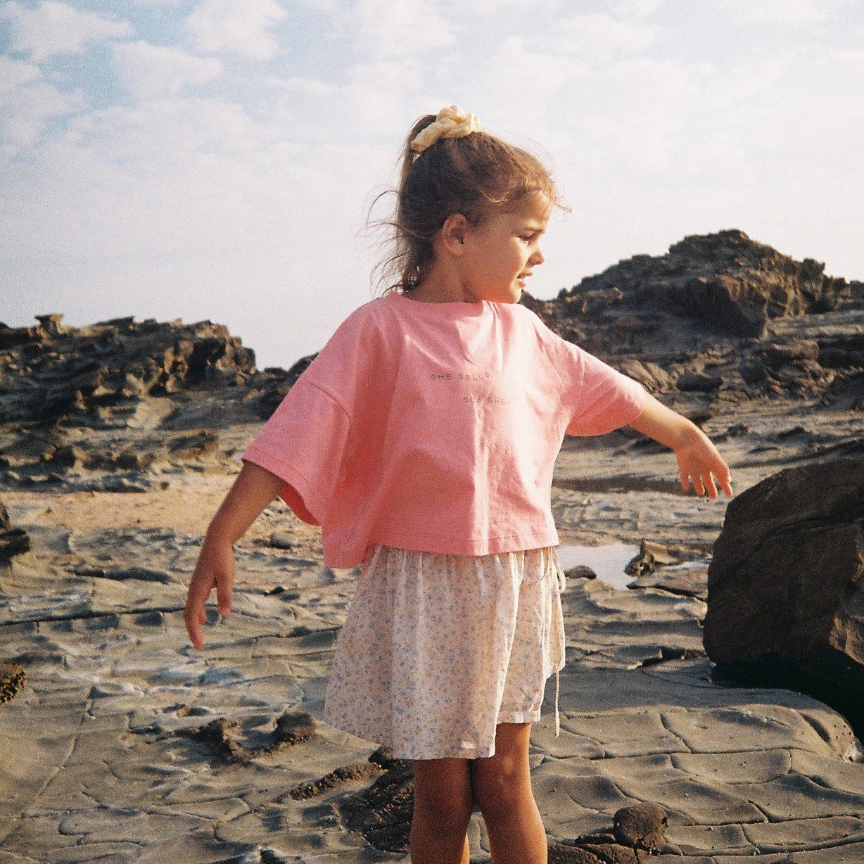 ILLOURA THE LABEL SHE SELLS SEA SHELLS TEE: PEONY