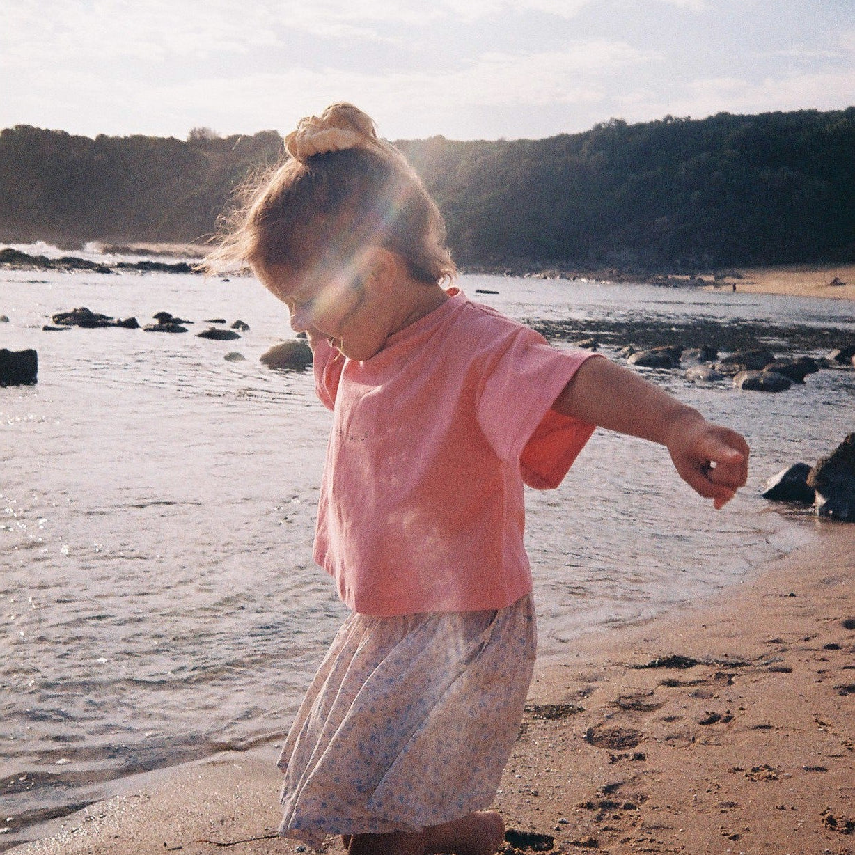 ILLOURA THE LABEL SHE SELLS SEA SHELLS TEE: PEONY