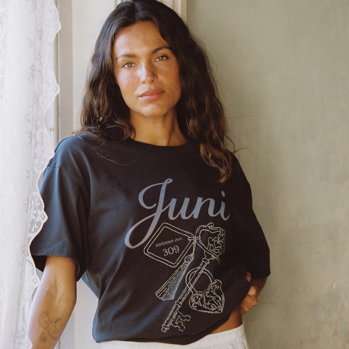 JUNI WOMENS LOCK TEE: WASHED BLACK