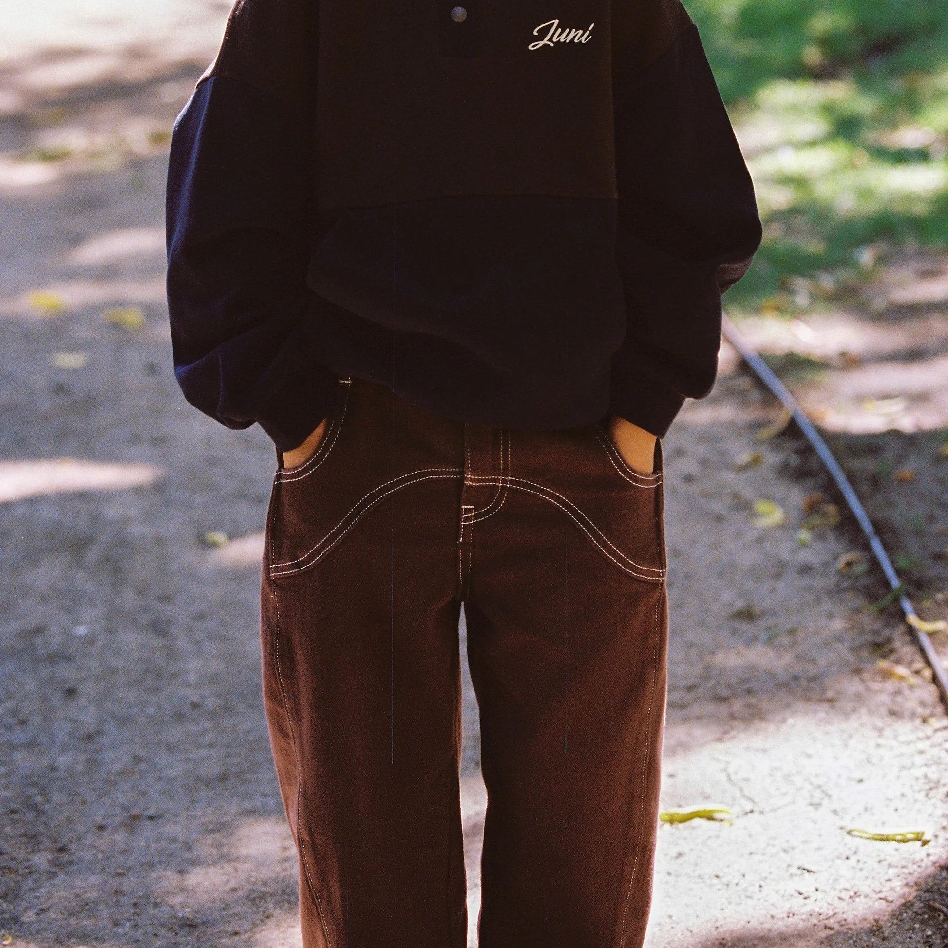 JUNI JNR DYLAN BARREL LEG JEAN: COCOA