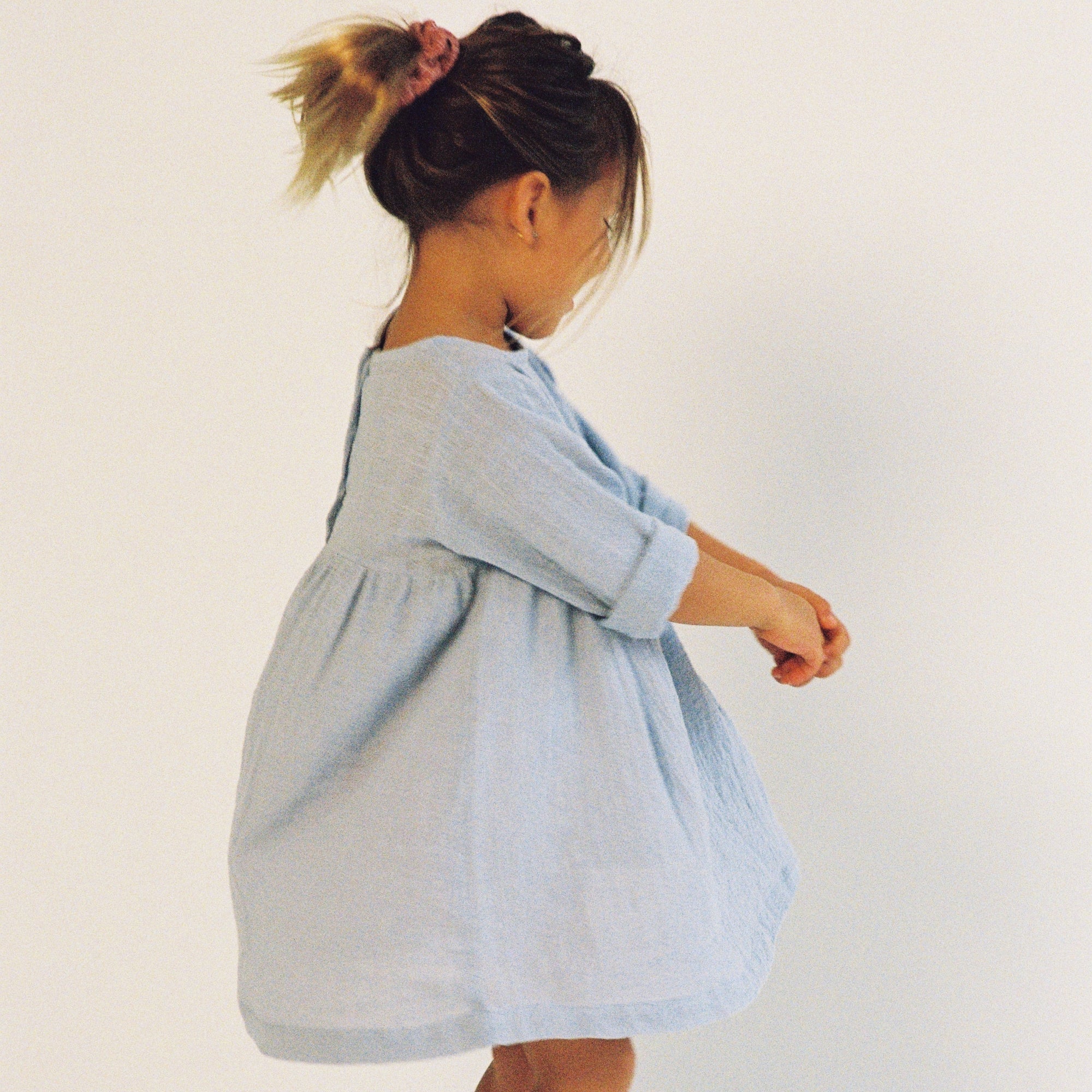 ILLOURA THE LABEL KOA DRESS: PALE INDIGO