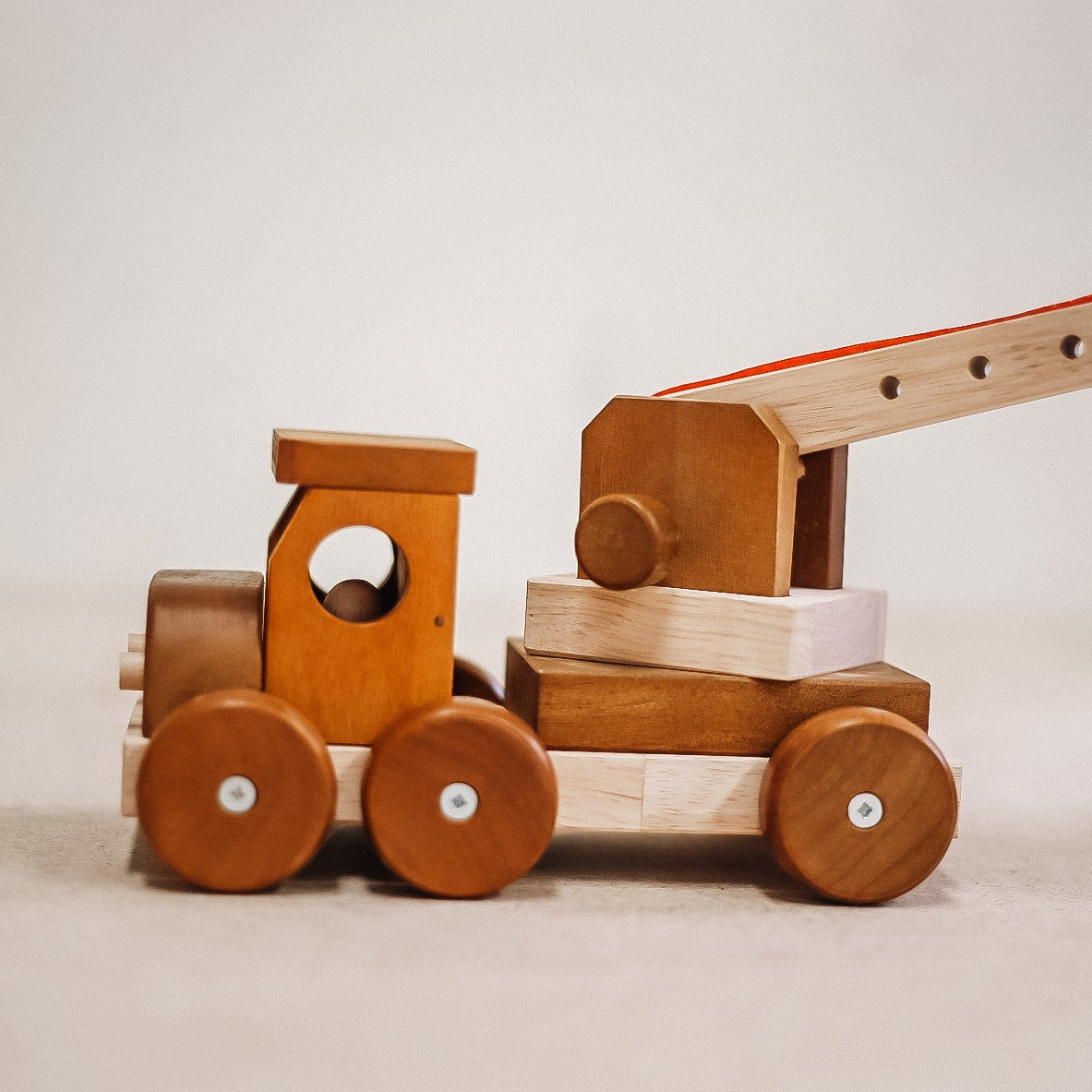 QTOYS CLASSIC WOODEN CRANE