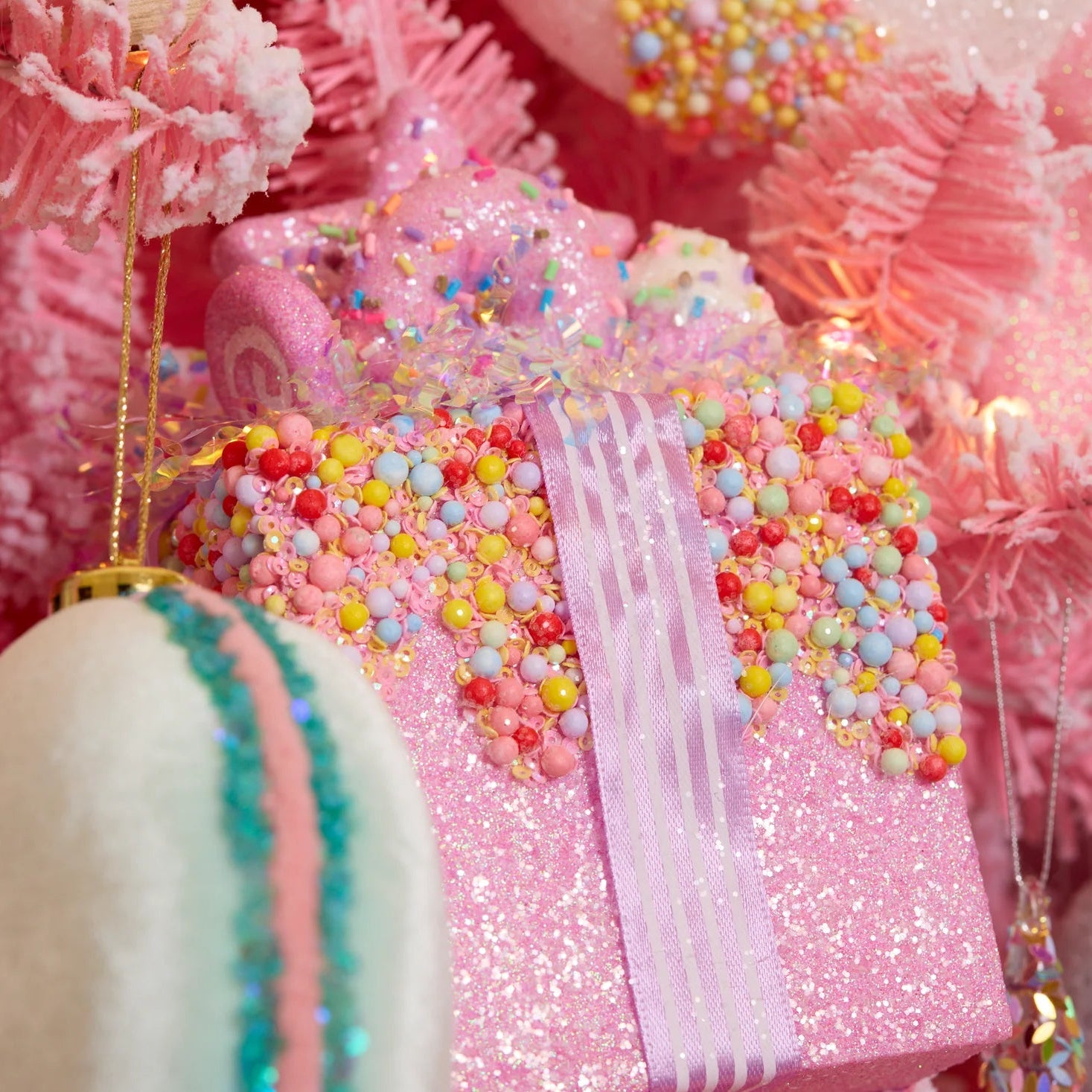 HANGING FESTIVE SPRINKLES GIFT BOX: 15CM