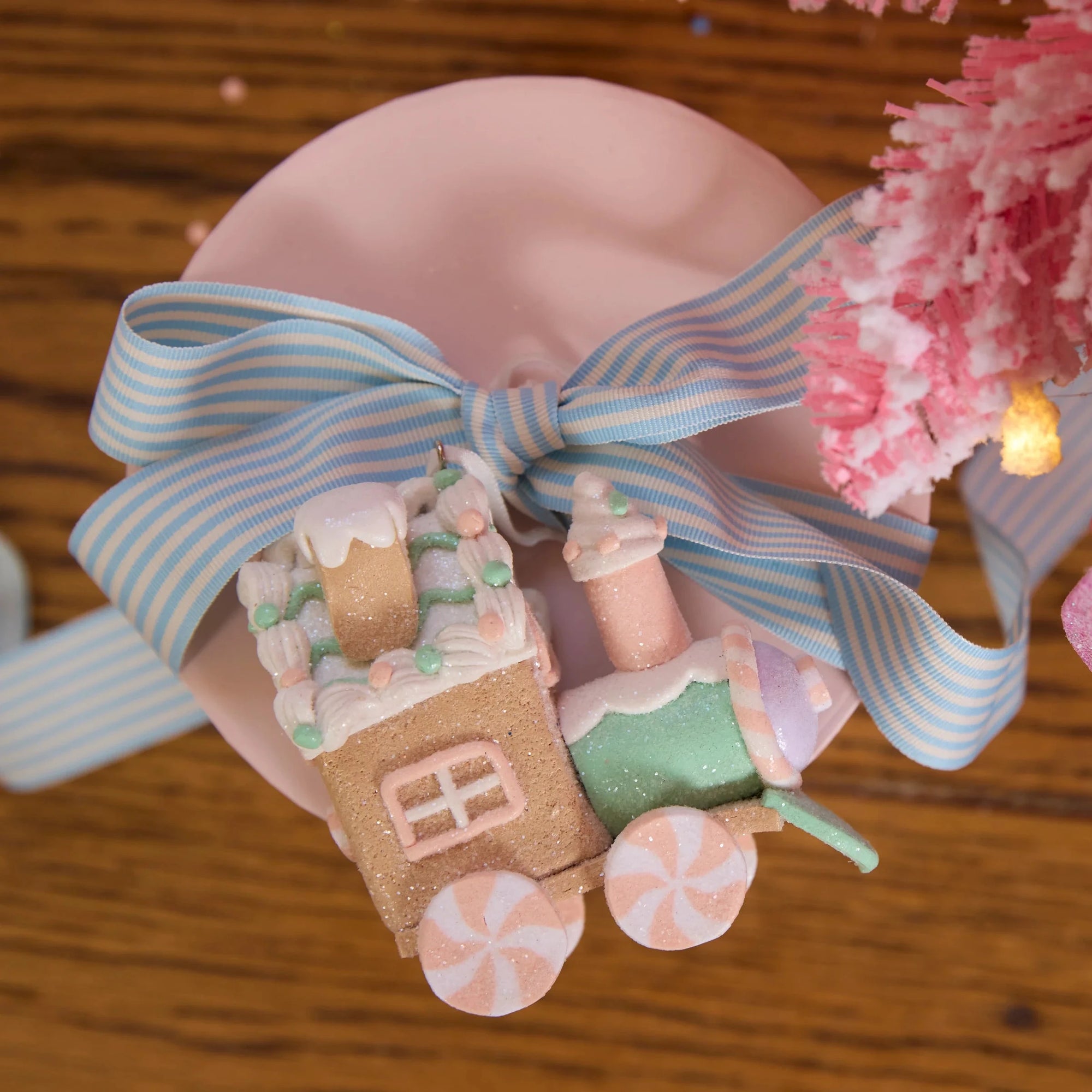 PASTEL GINGERBREAD HANGING TRAIN