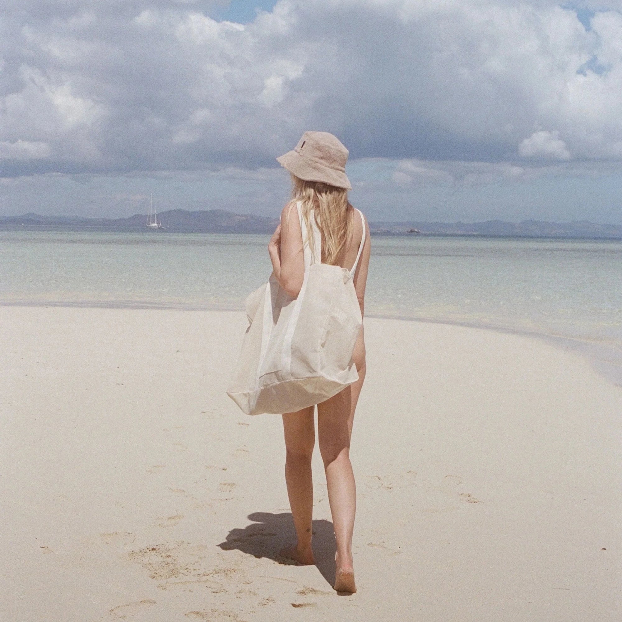 SUNDAY SUPPLY CO MESH BEACH BAG: DUNES