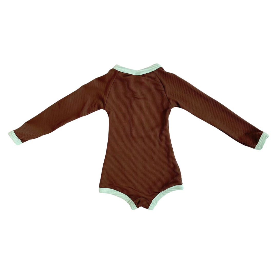 ZULU & ZEPHYR MINI RIB RASHIE ONESIE: CACAO