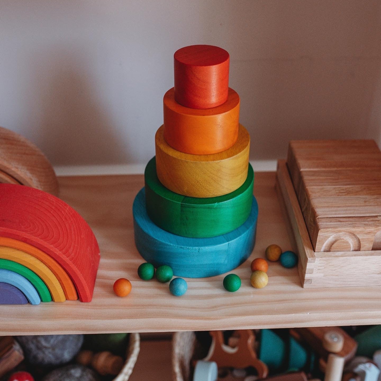 QTOYS COLOURED STACKING BOWLS