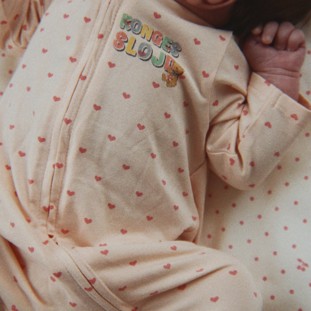 Konges Sløjd Basic Zip Onesie GOTS: Teddy Coeur, lifestyle