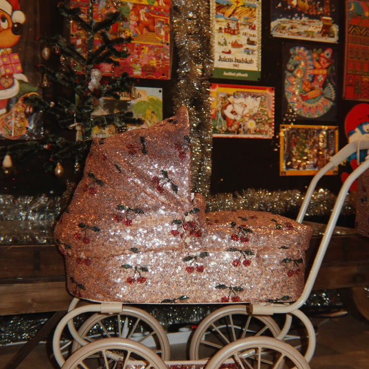 Konges Sløjd Sparkly Minnie Doll Pram: Cherry Sequin, lifestyle