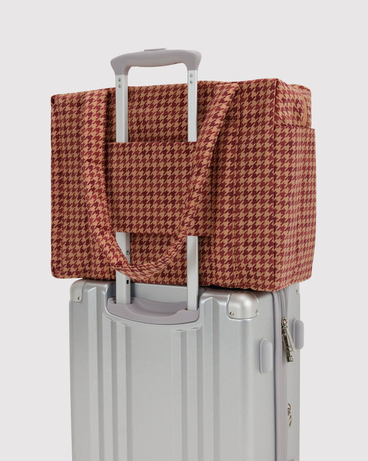 BAGGU SMALL CLOUD CARRY-ON: TAN HOUNDSTOOTH