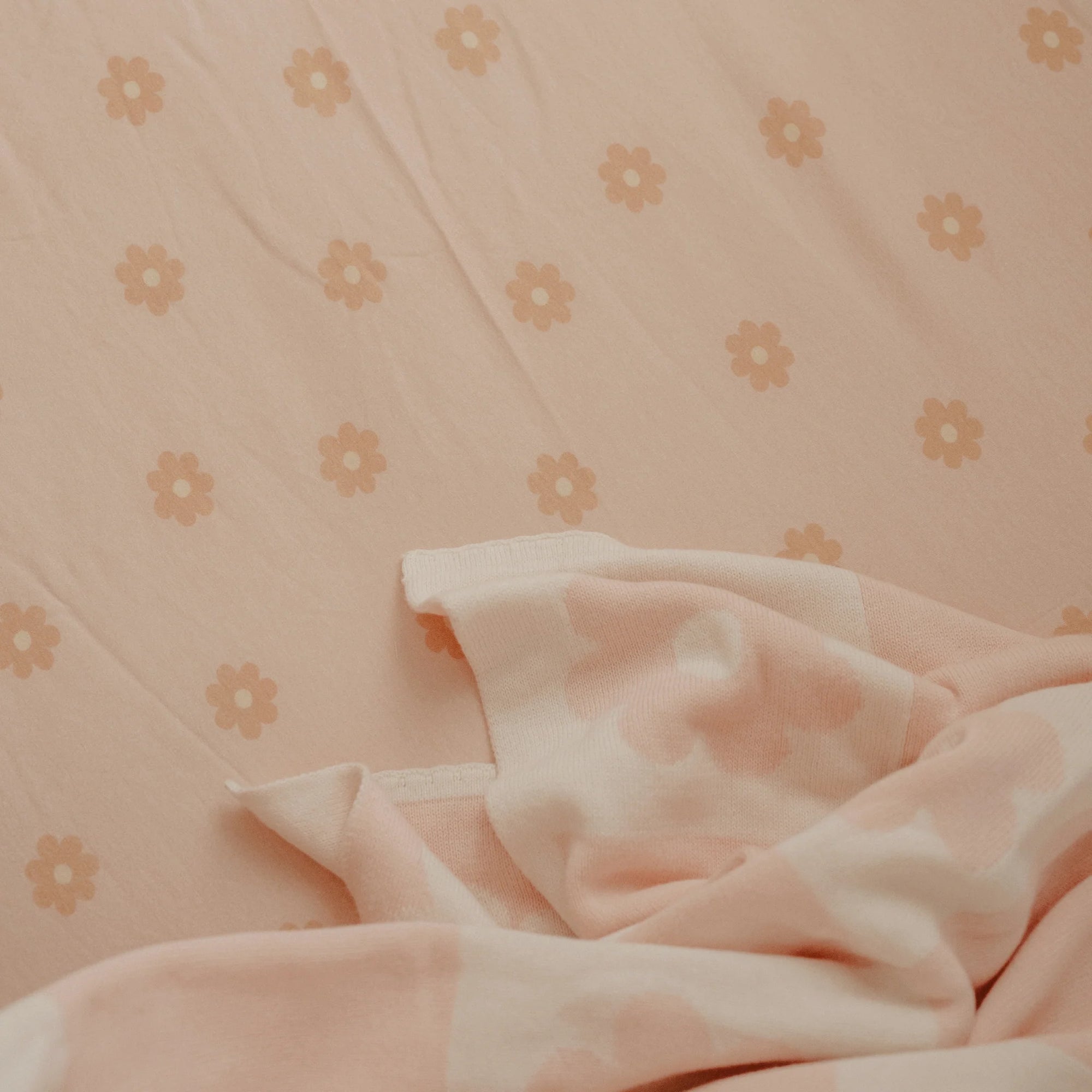FOX & FALLOW FITTED COT SHEET: DAISY CHAIN