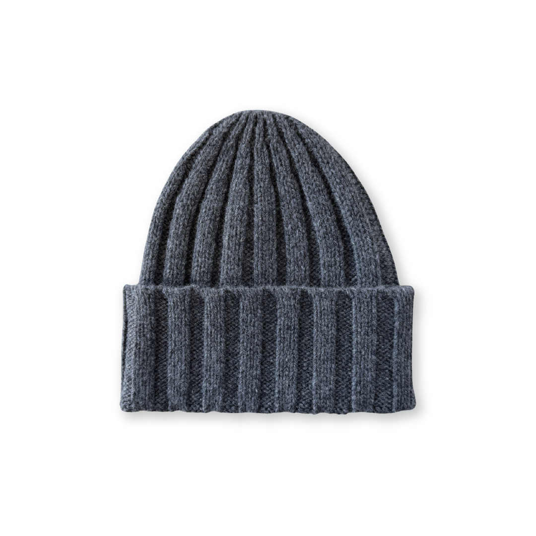 GROWN MERINO BLEND RIB KNIT BEANIE: CHARCOAL
