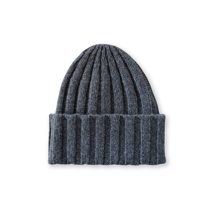 GROWN MERINO BLEND RIB KNIT BEANIE: CHARCOAL