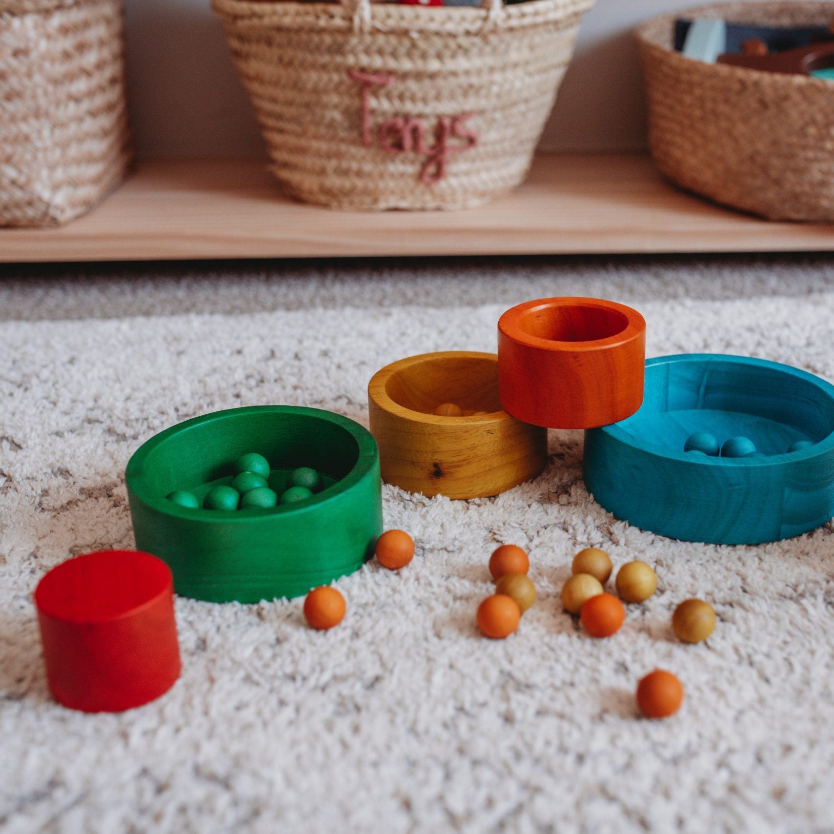 QTOYS COLOURED STACKING BOWLS