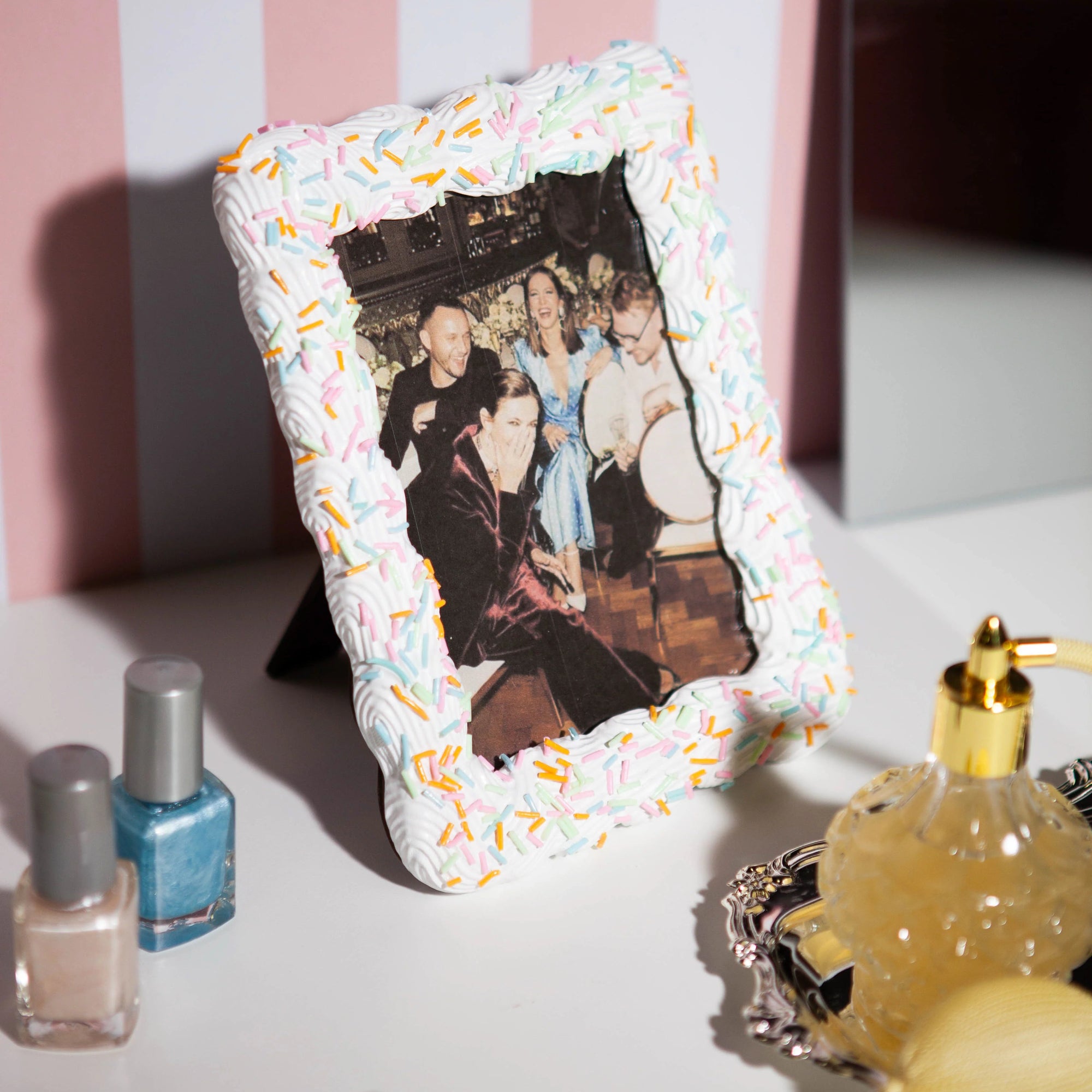 DOIY SWEETIE PHOTO FRAME: WHITE