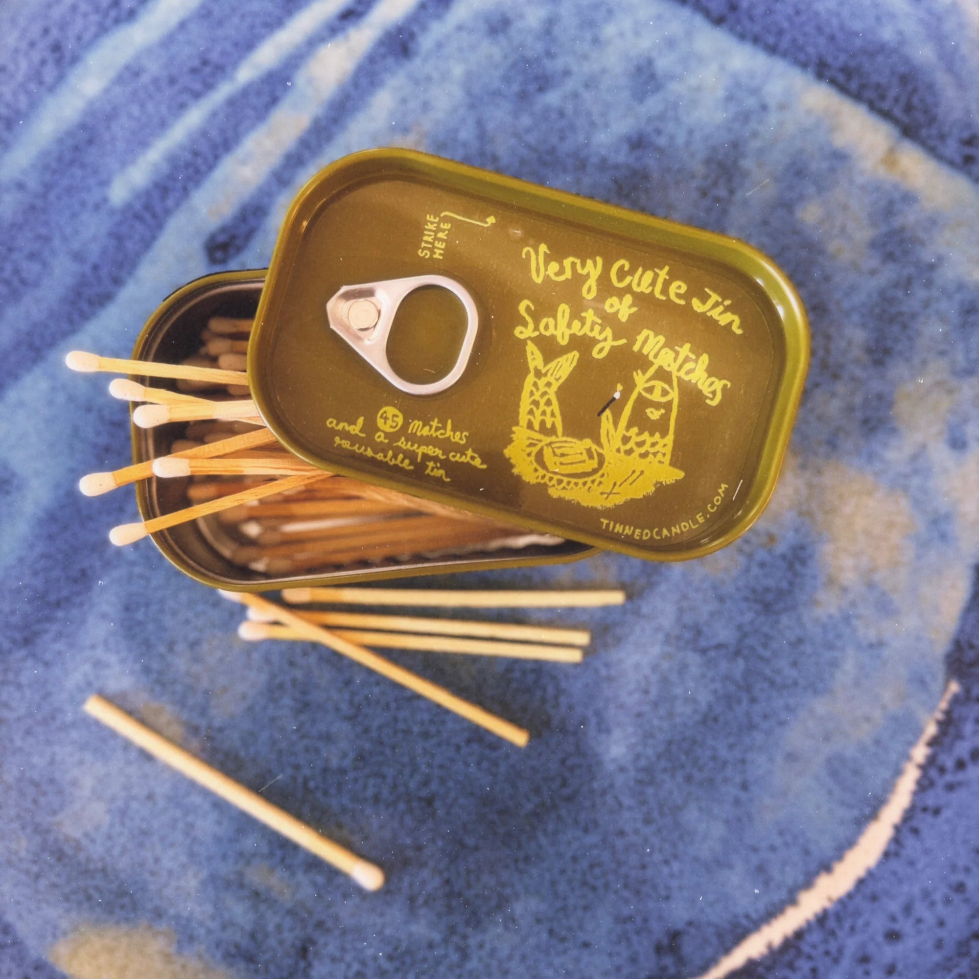 VERY CUTE TIN OF SAFETY MATCHES: GREEN