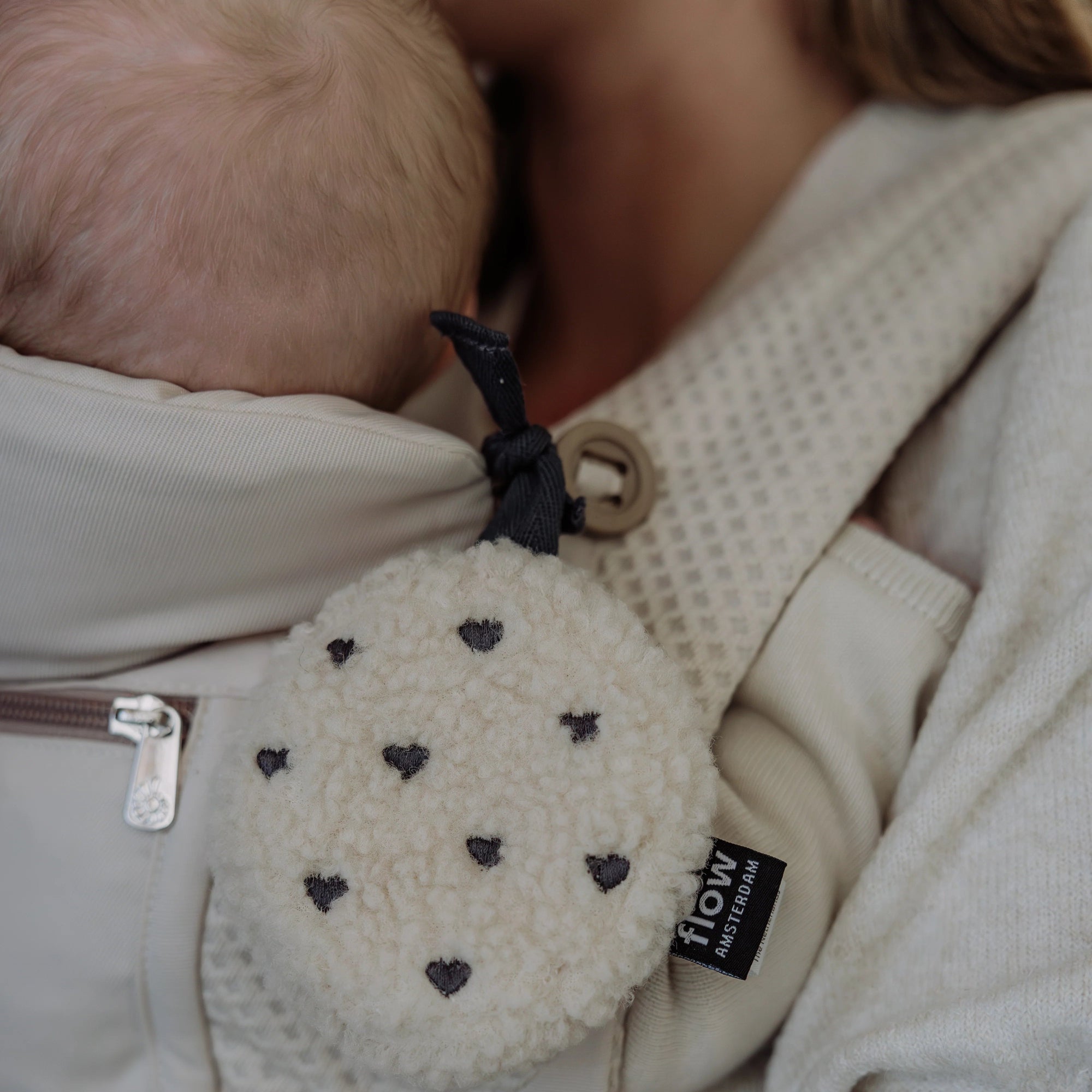 FLOW AMSTERDAM BILLY COMFORTER ON THE GO: HEARTS BEIGE