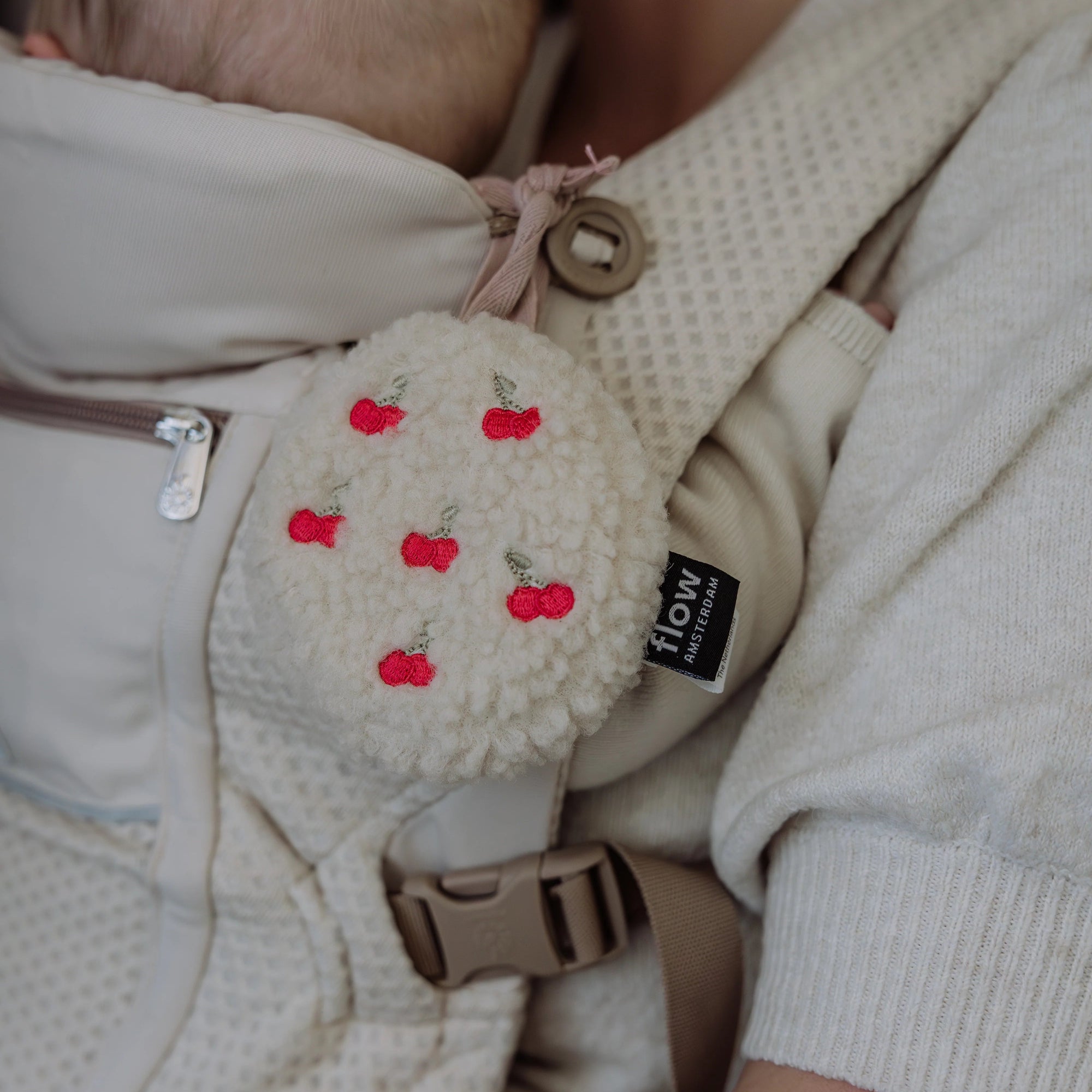 FLOW AMSTERDAM LUCY COMFORTER ON THE GO: CHERRIES BEIGE