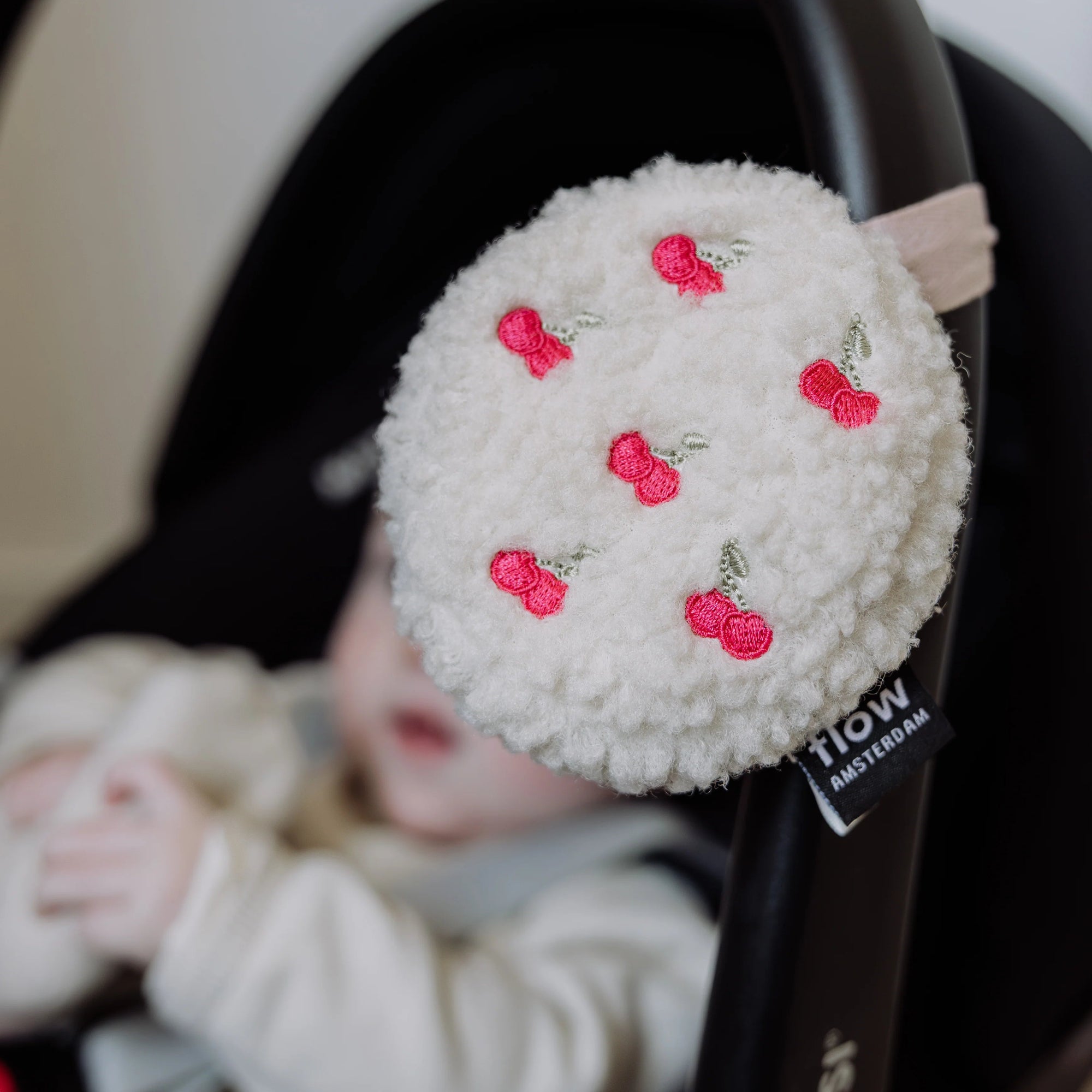 FLOW AMSTERDAM LUCY COMFORTER ON THE GO: CHERRIES BEIGE