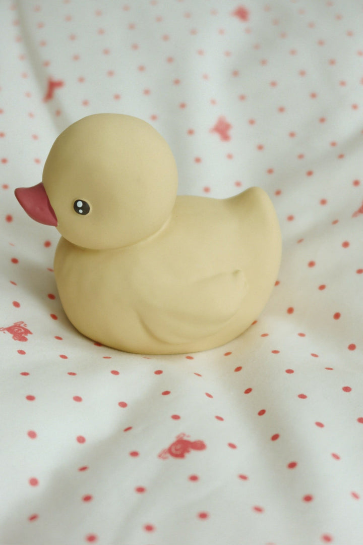 Konges Sløjd Duck Bath Toy Straw flat lay