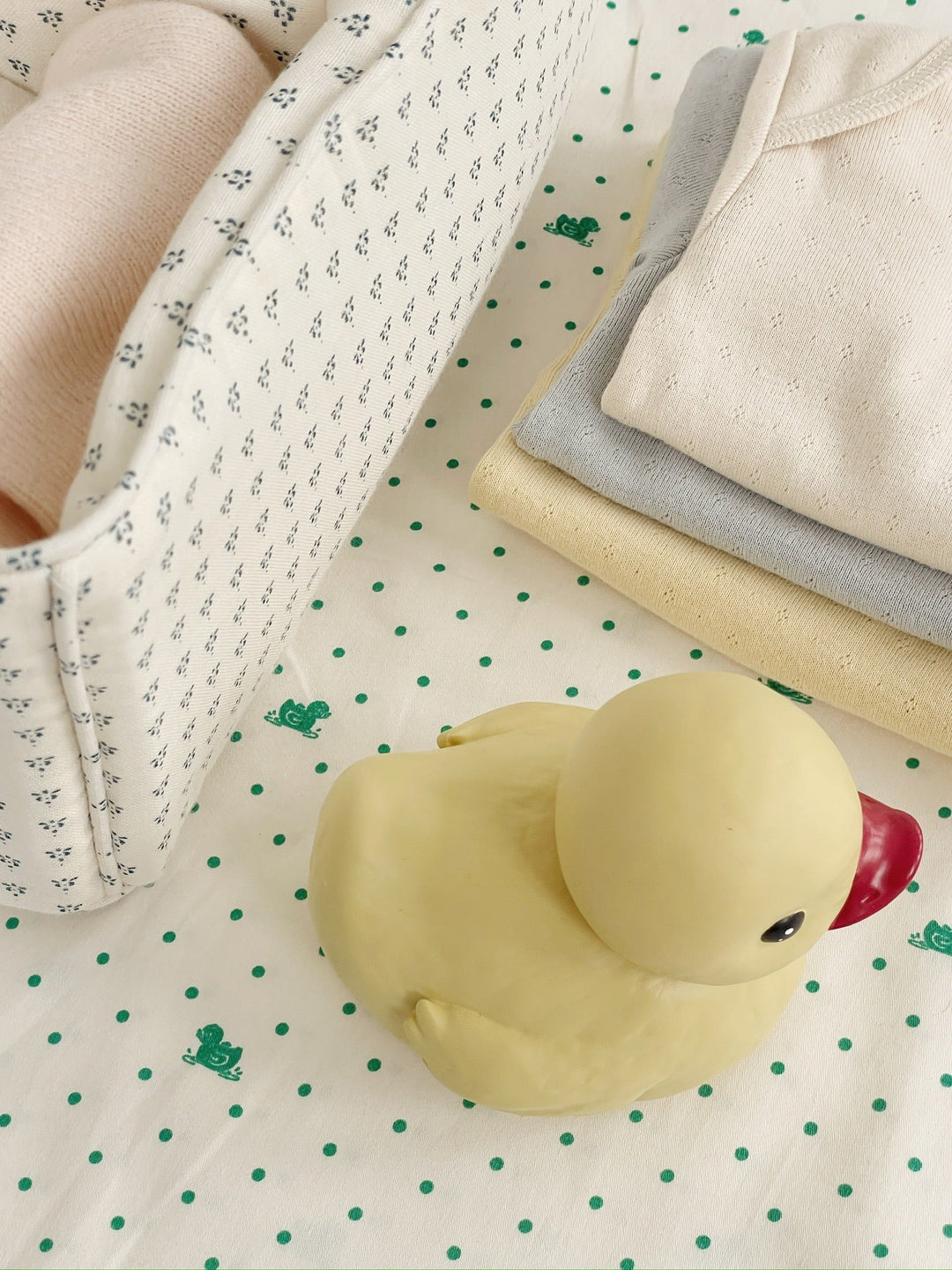 Konges Sløjd Duck Bath Toy Straw flat lay