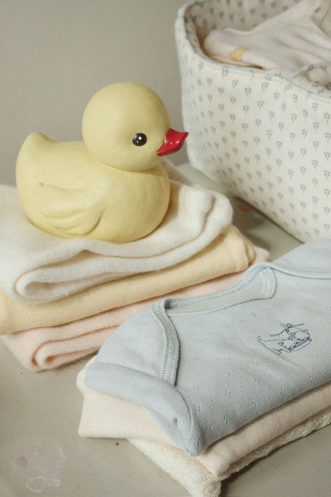 Konges Sløjd Duck Bath Toy Straw flat lay