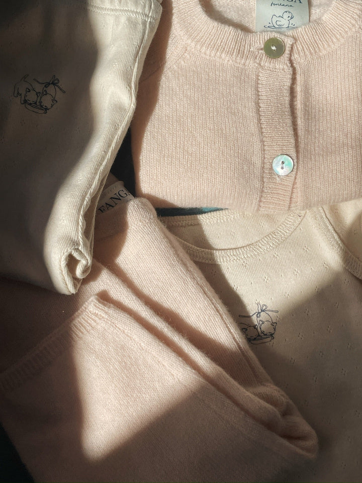 Konges Sløjd Perla LS Bodysuit 2pc buttercream/pearl blue flat lay