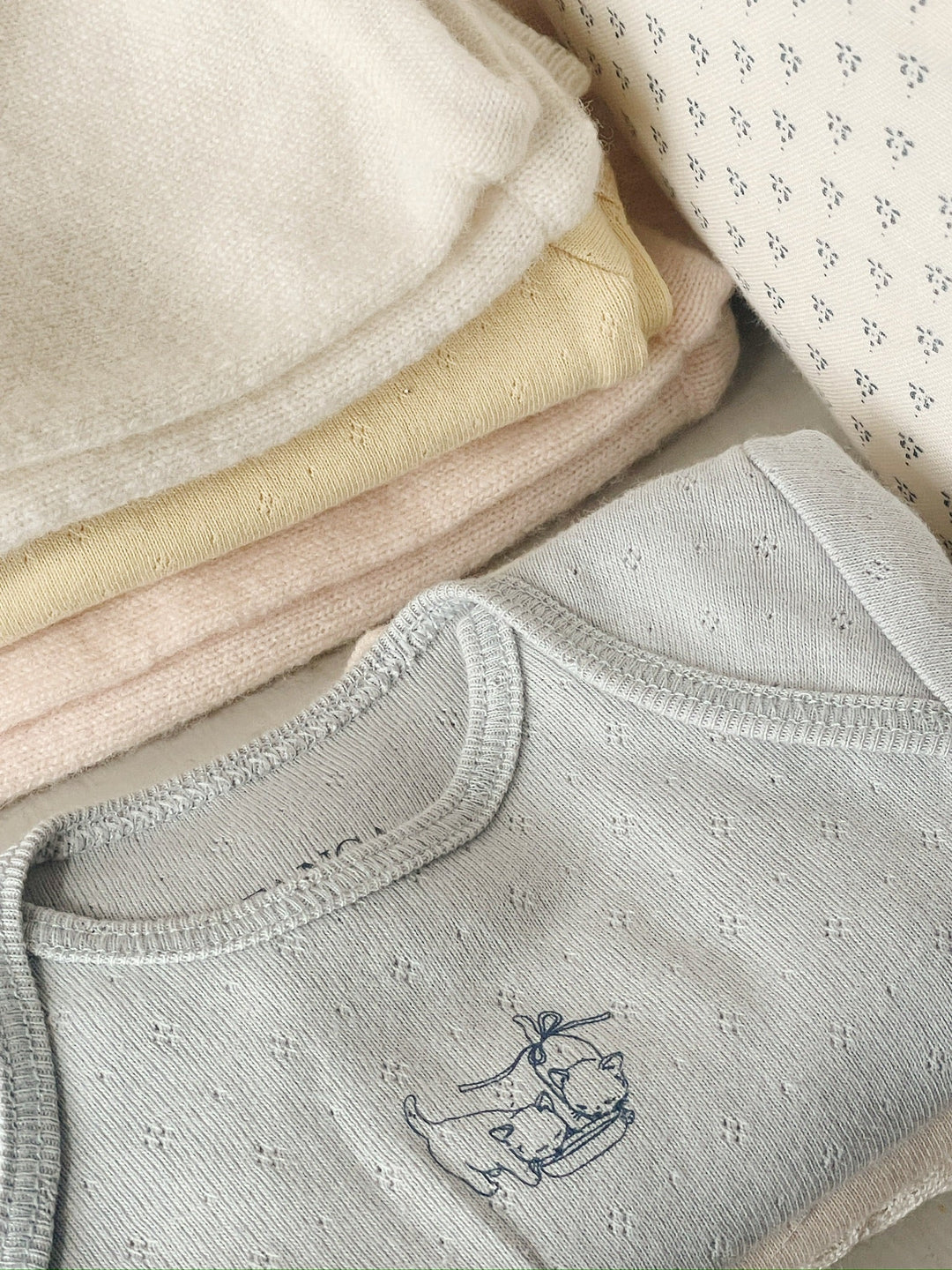 Konges Sløjd Perla LS Bodysuit 2pc buttercream/pearl blue flat lay