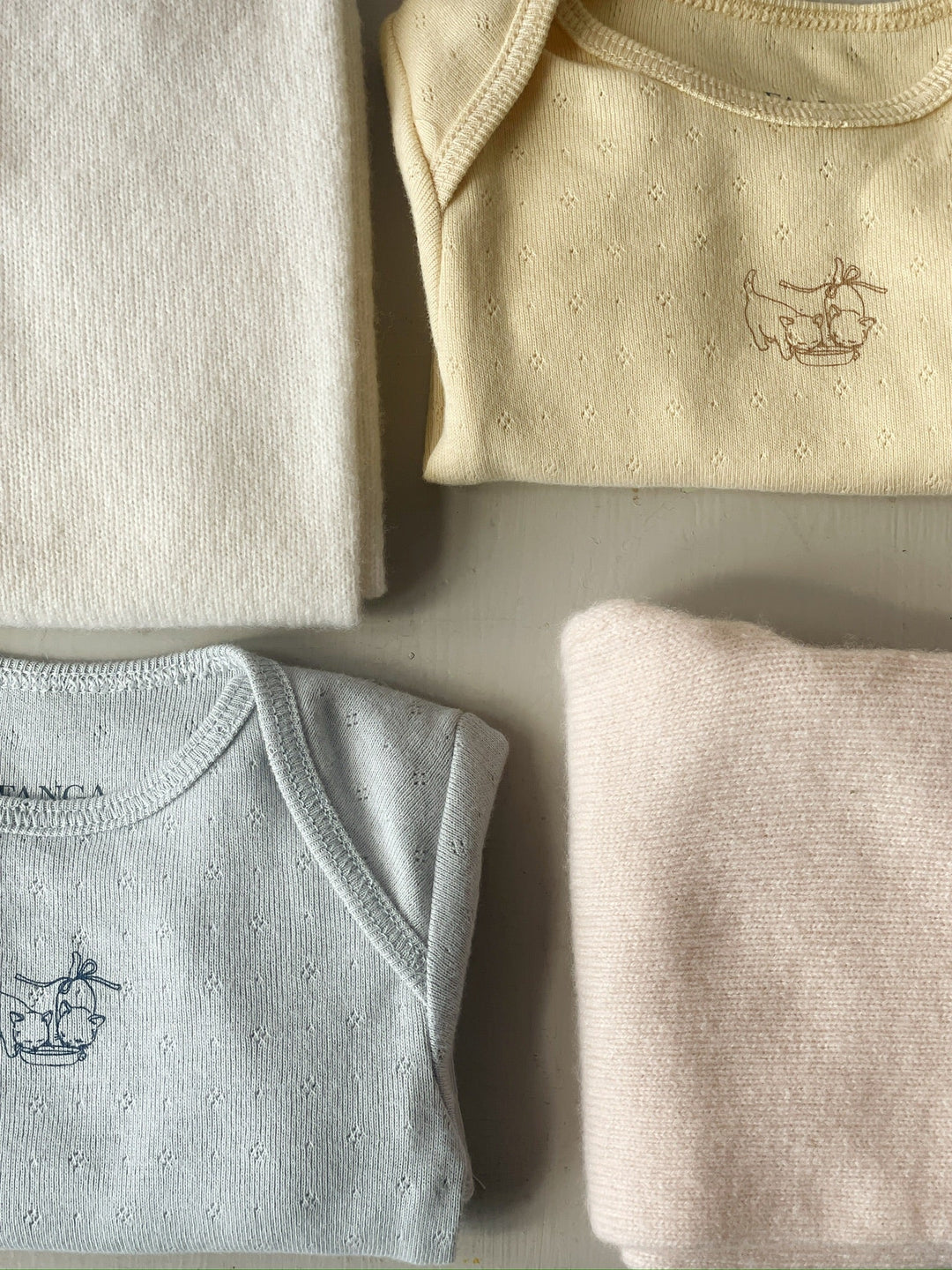 Konges Sløjd Perla LS Bodysuit 2pc buttercream/pearl blue flat lay