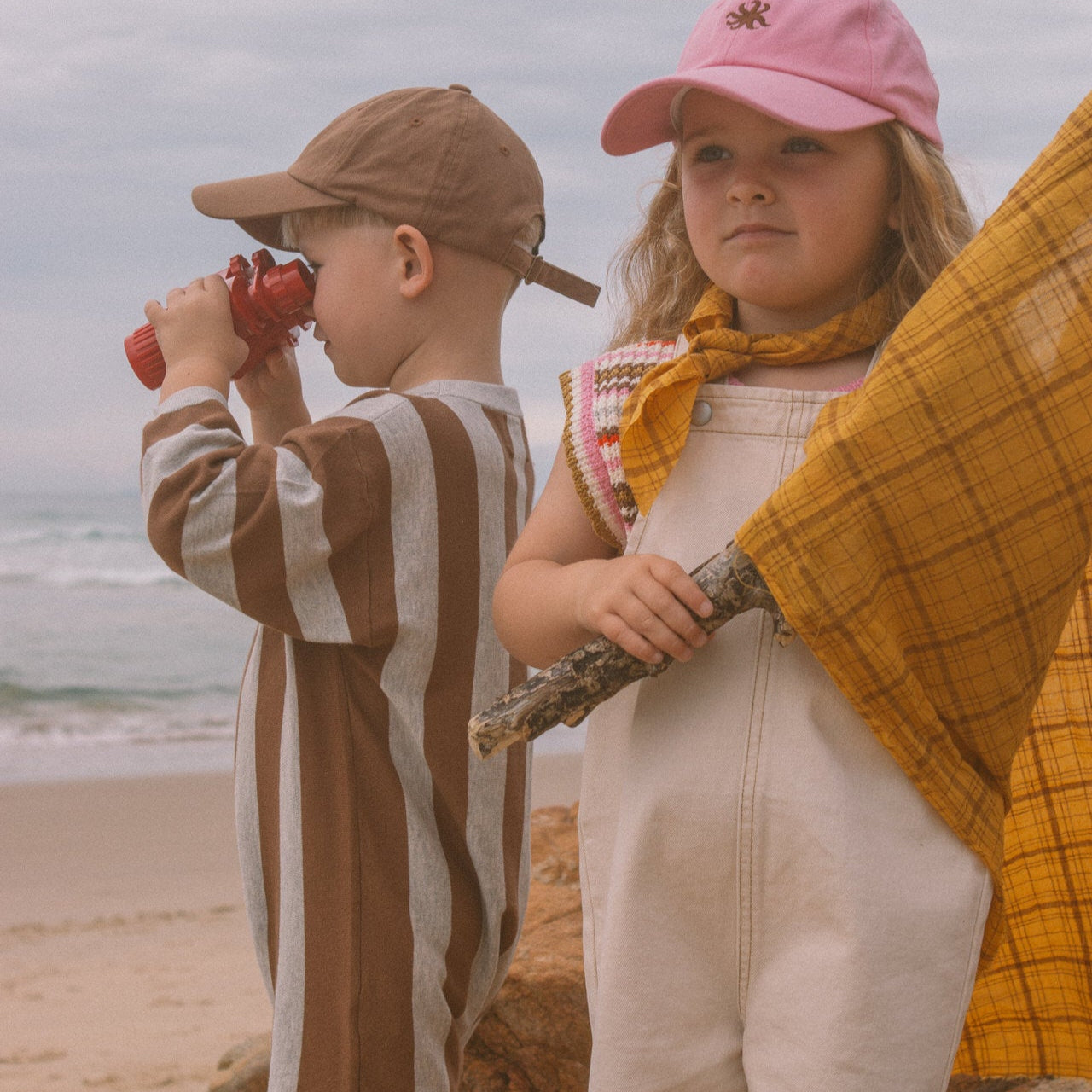 GROWN ORGANIC VERTICAL STRIPE KNIT ROMPER: GREY MARLE & BROWNIE