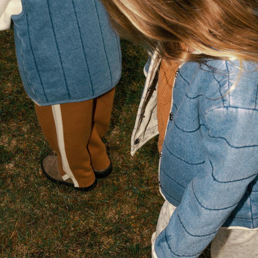 GROWN QUILTED REVERSIBLE JACKET: DENIM/GARDEN