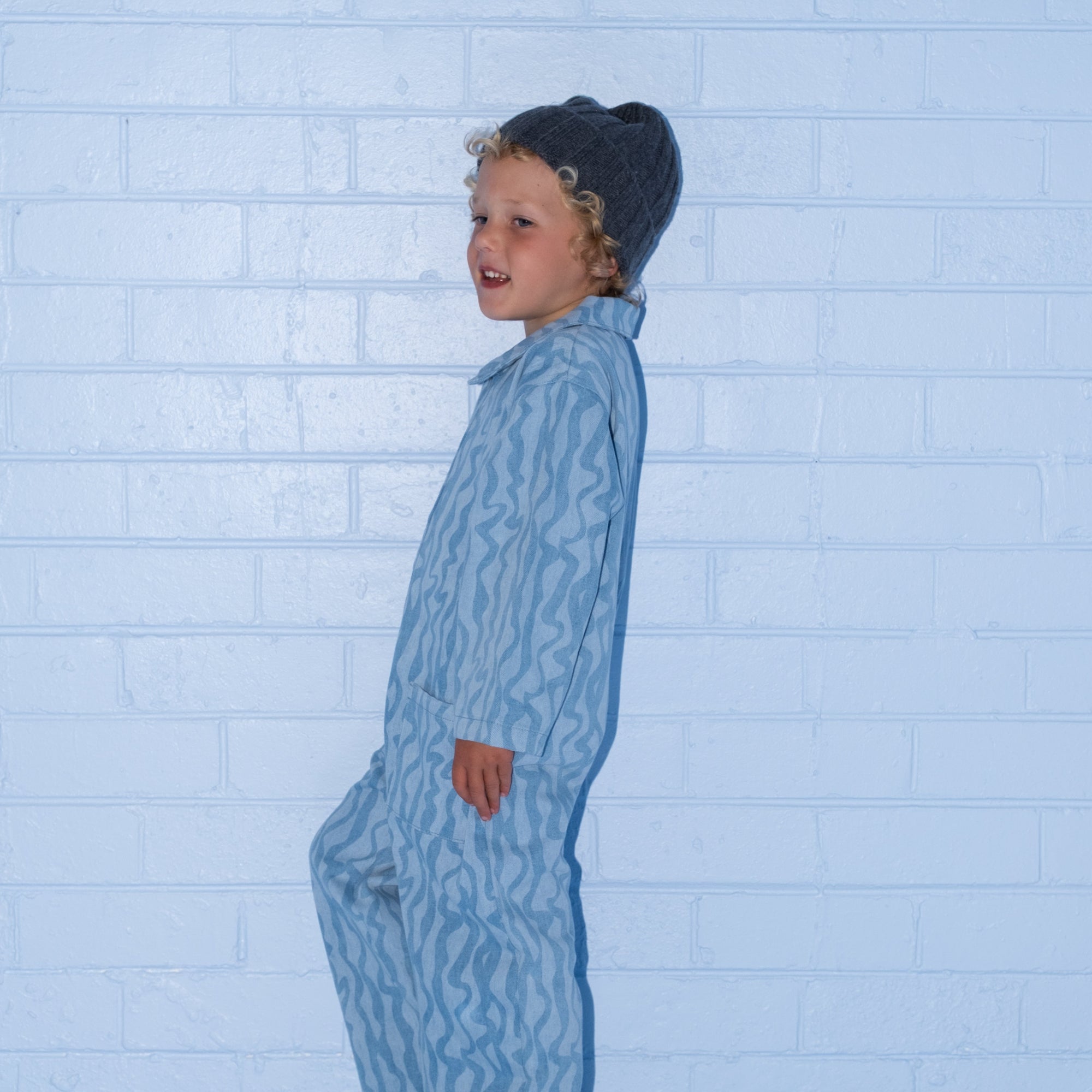 GROWN MERINO BLEND RIB KNIT BEANIE: CHARCOAL