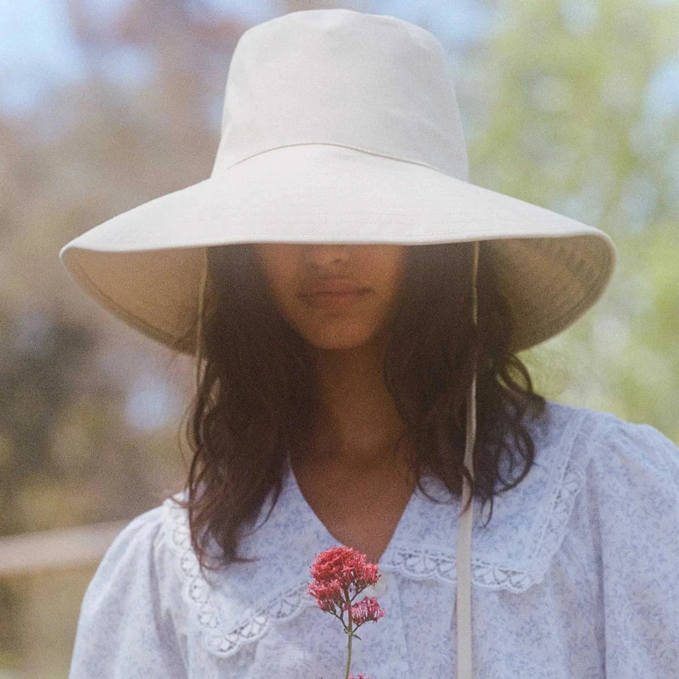 LACK OF COLOR HOLIDAY BUCKET HAT: BEIGE CANVAS