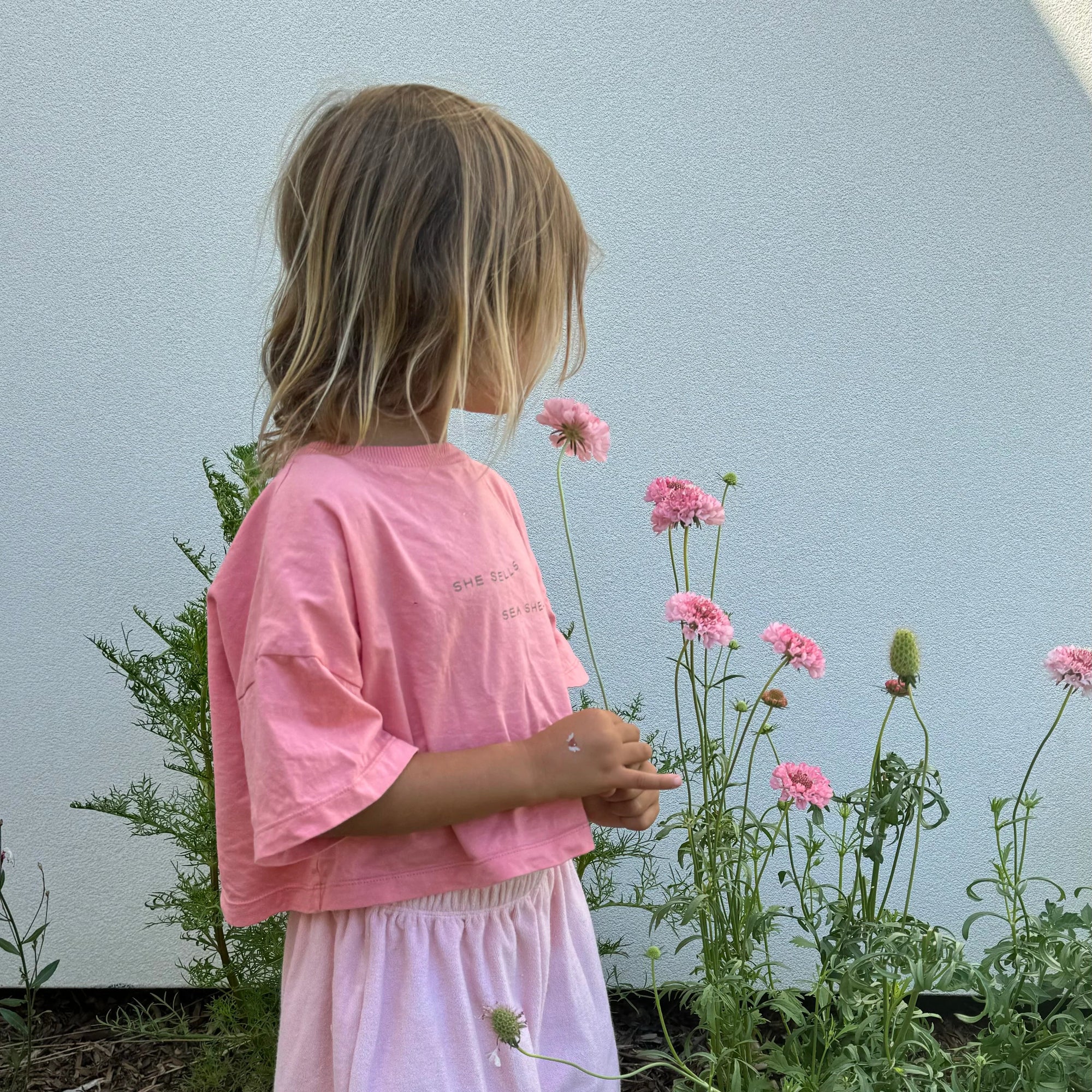 ILLOURA THE LABEL SHE SELLS SEA SHELLS TEE: PEONY