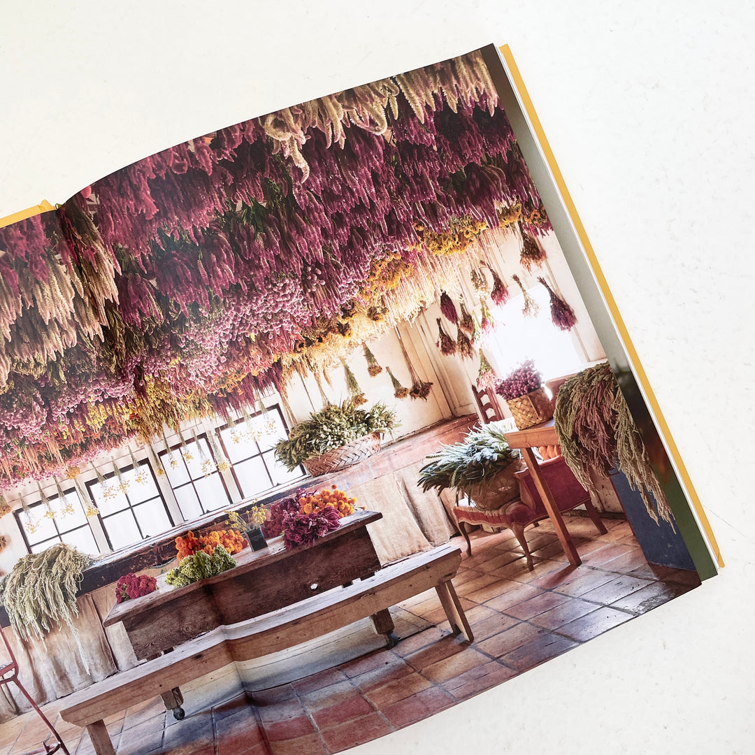 DESIGNING WITH DRIED FLOWERS