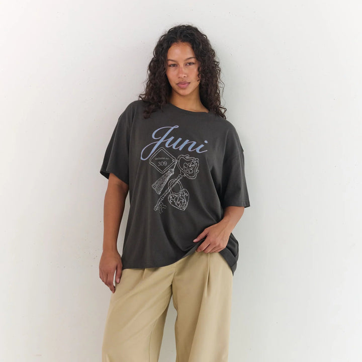 JUNI WOMENS LOCK TEE: WASHED BLACK