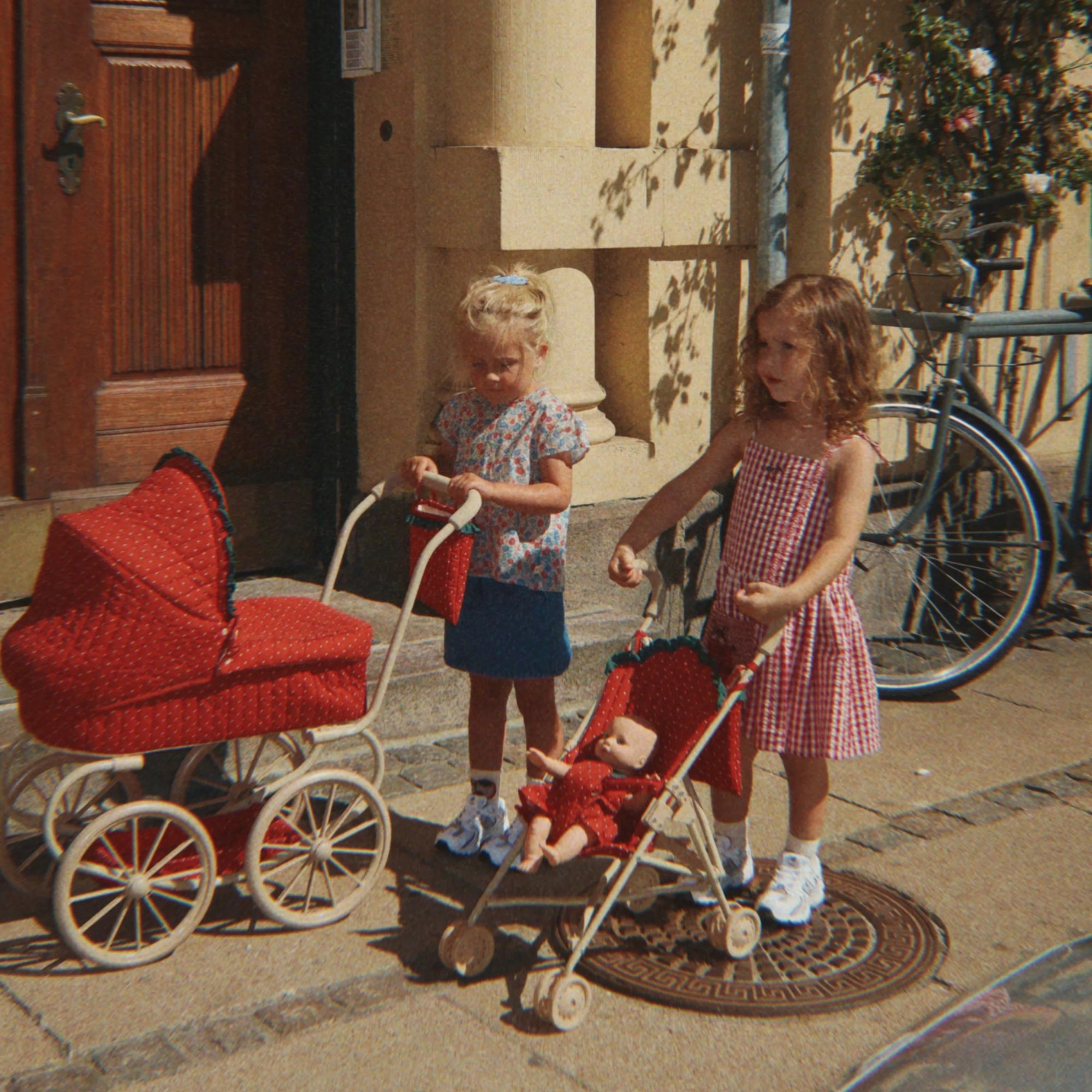 KONGES SLOJD DOLL STROLLER: FRAISE DOT