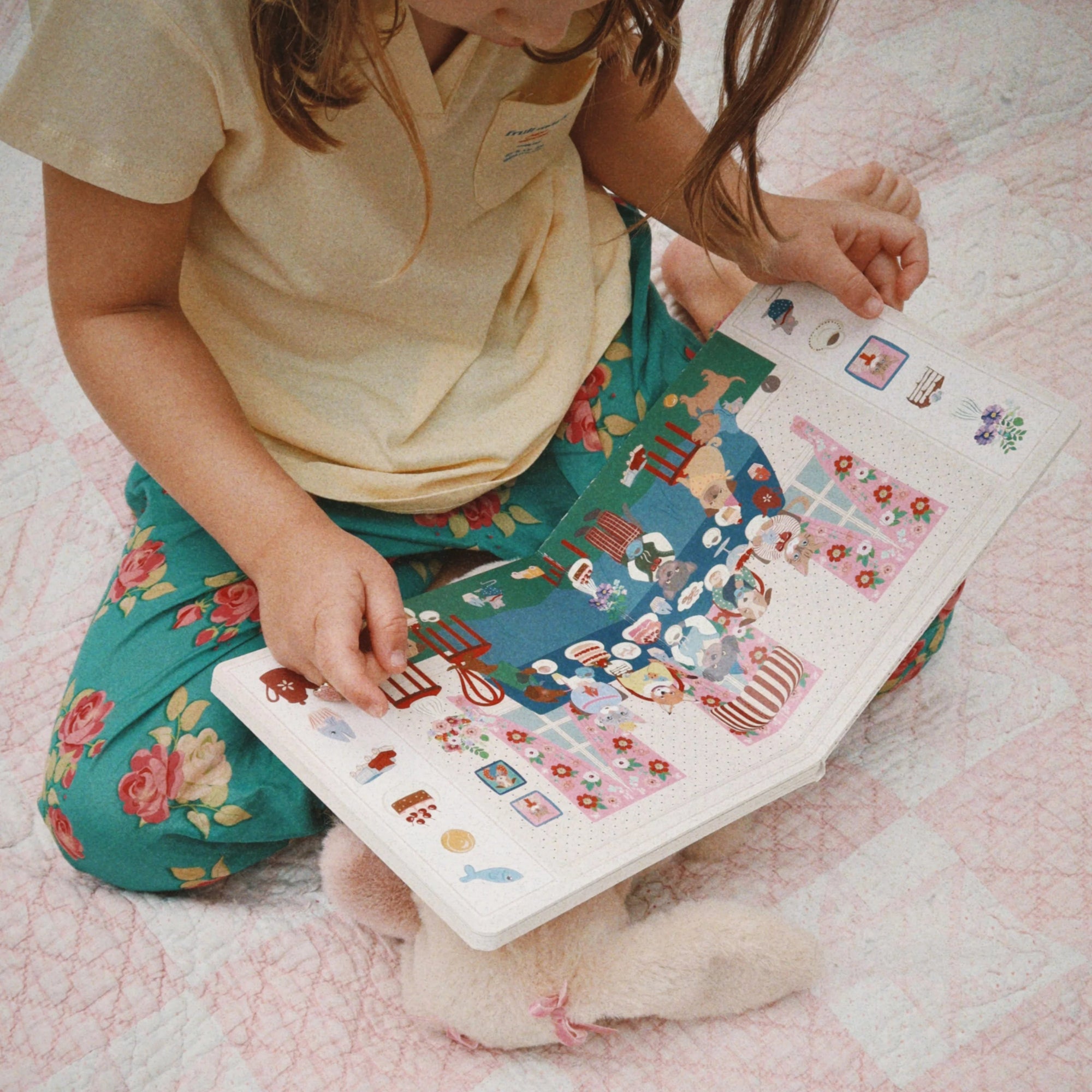 KONGES SLOJD SEEK AND FIND BOOK