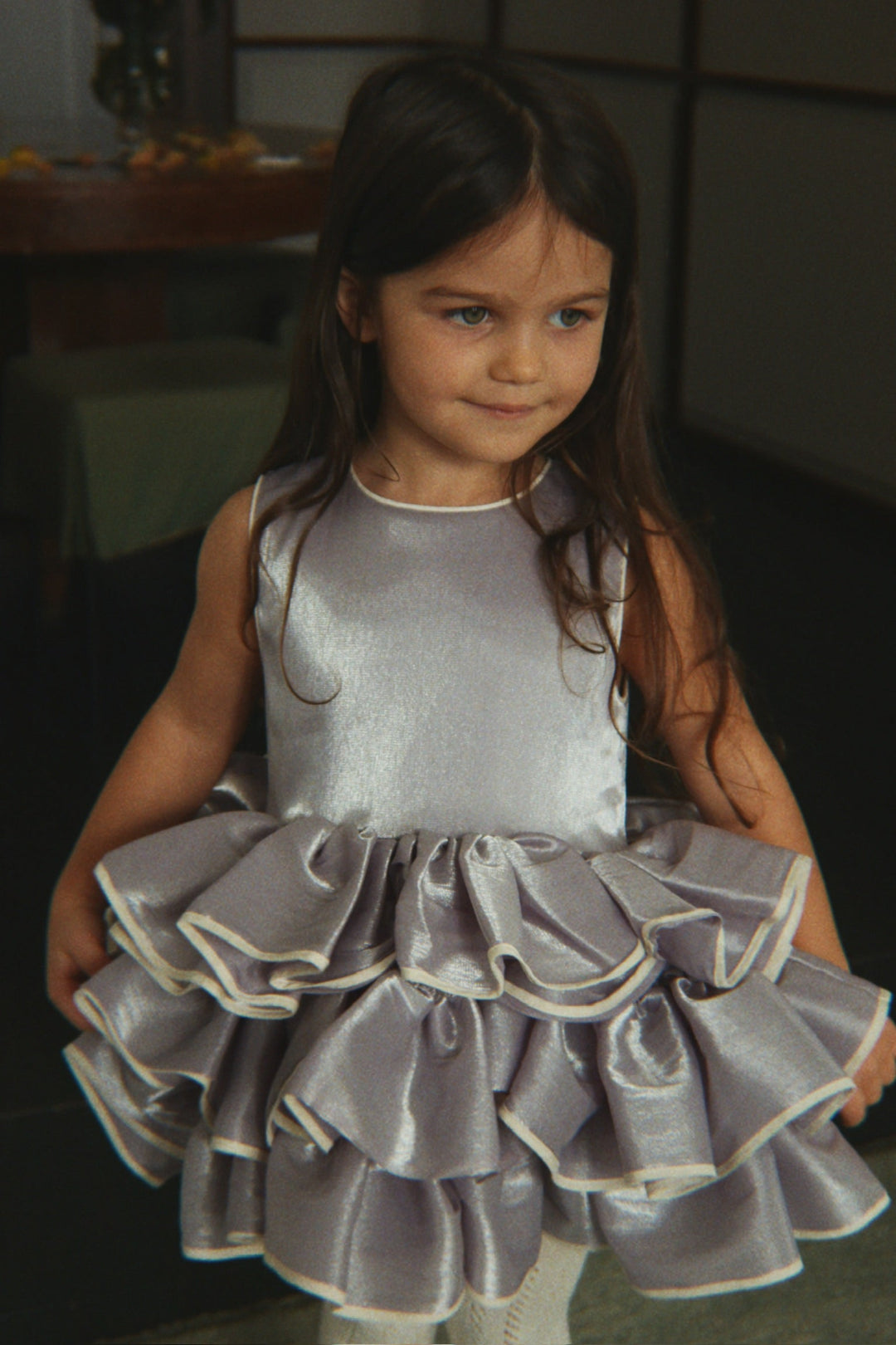 KONGES SLOJD FIA FRILL DRESS GRS: SLEET