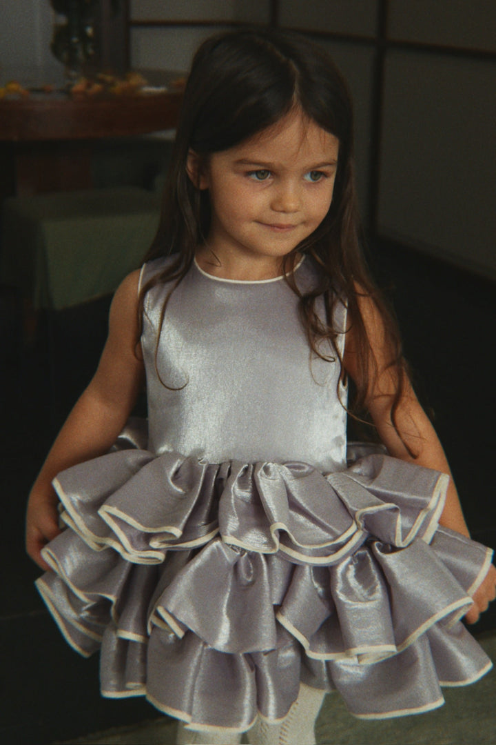 KONGES SLOJD FIA FRILL DRESS GRS: SLEET