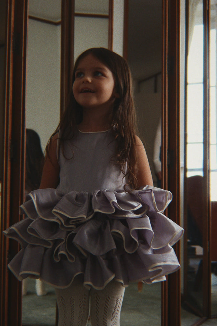 KONGES SLOJD FIA FRILL DRESS GRS: SLEET