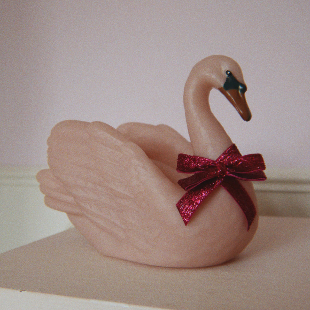 Konges Sløjd Swan Lamp Pink - lifestyle