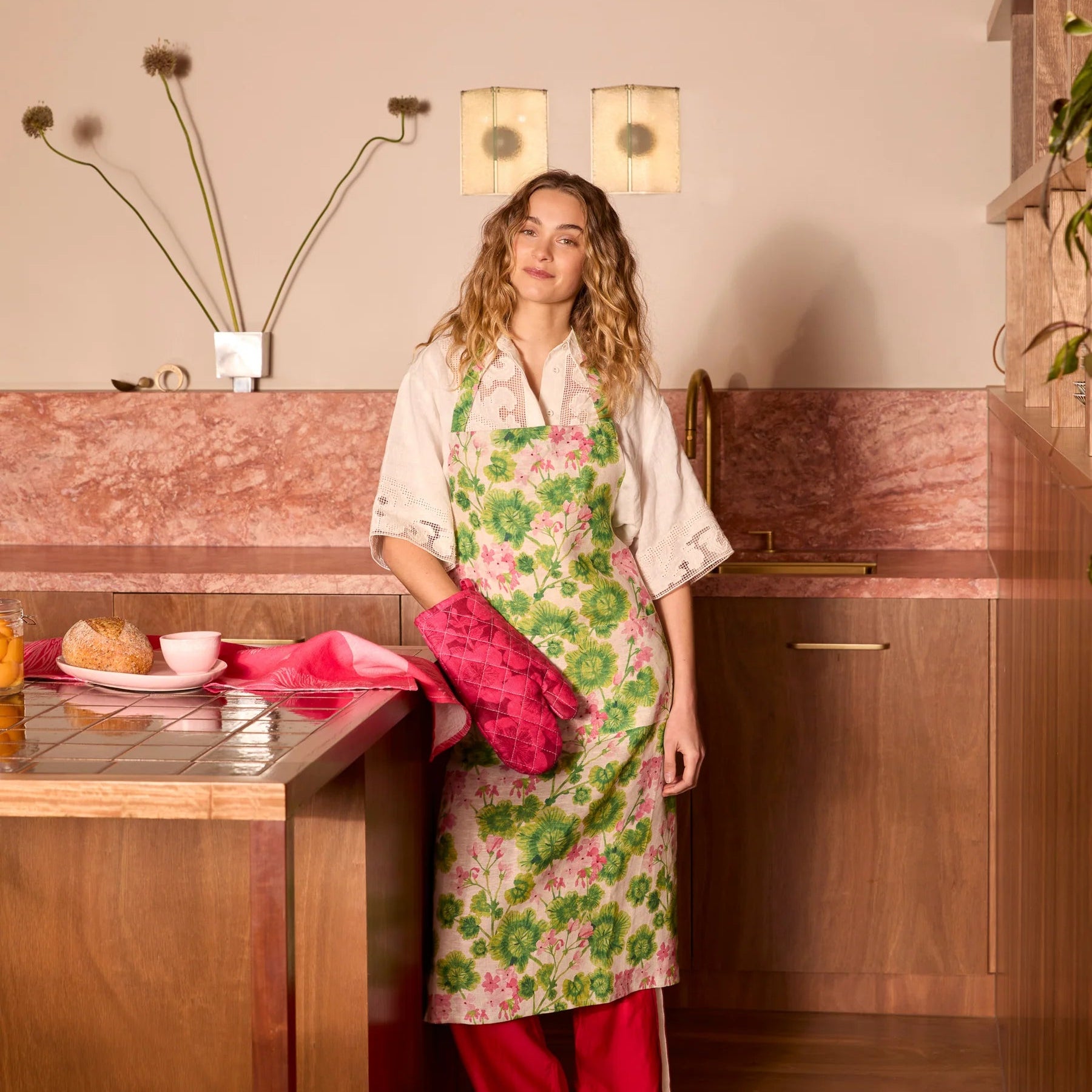 BONNIE AND NEIL LINEN OVEN MITT: JARDIN CERISE