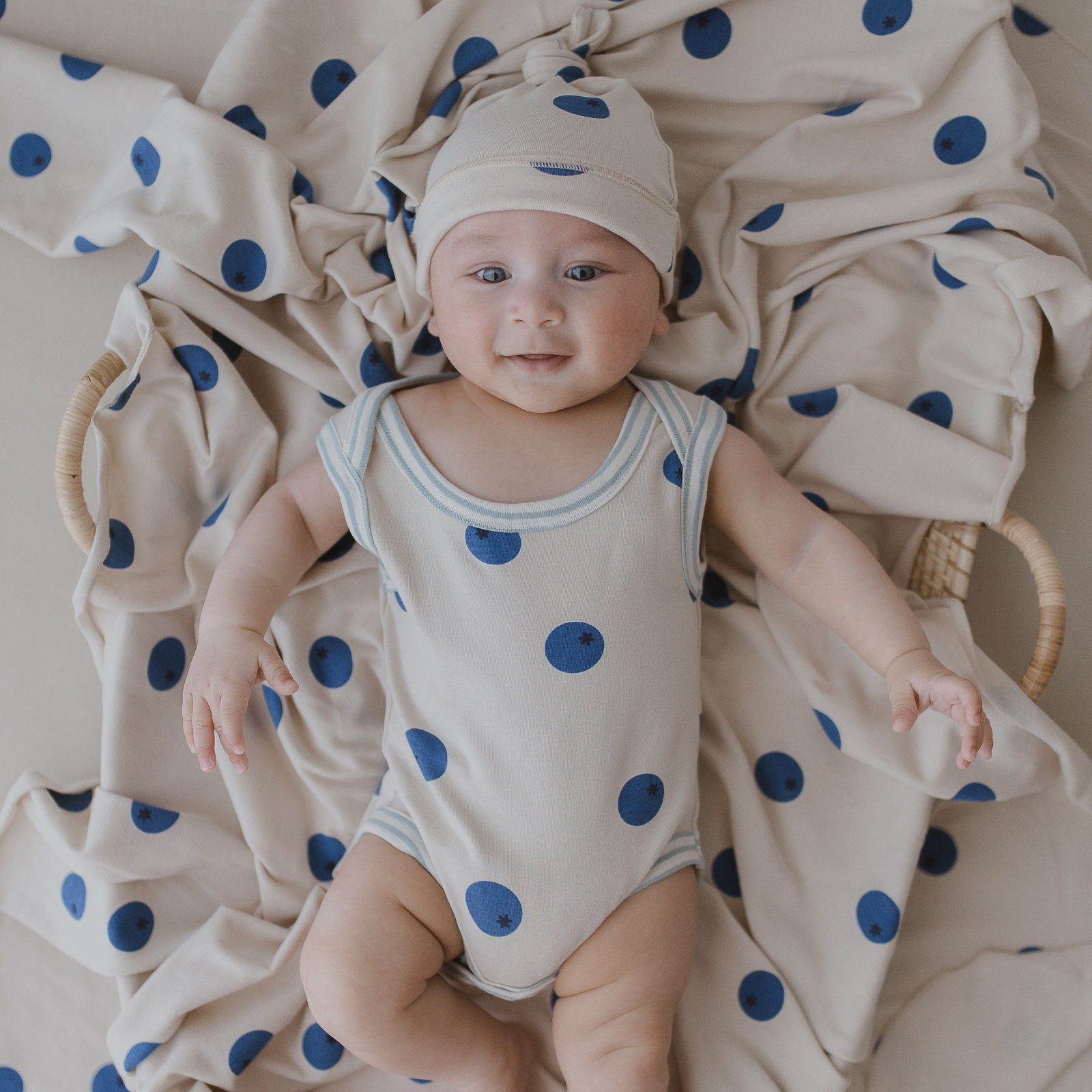 SUSUKOSHI SWADDLE BLANKET: BLUEBERRIES