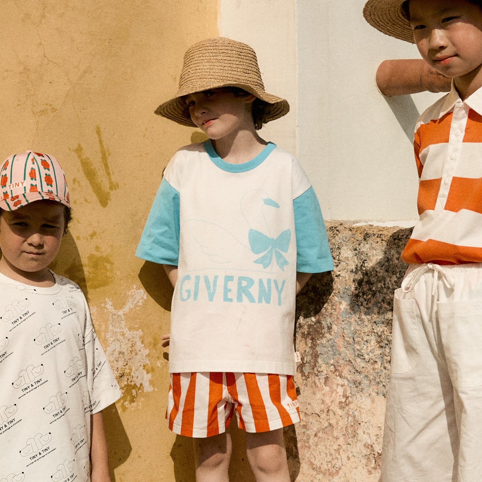 TINY COTTONS BLUE SWAN GRAPHIC TEE: OFF-WHITE