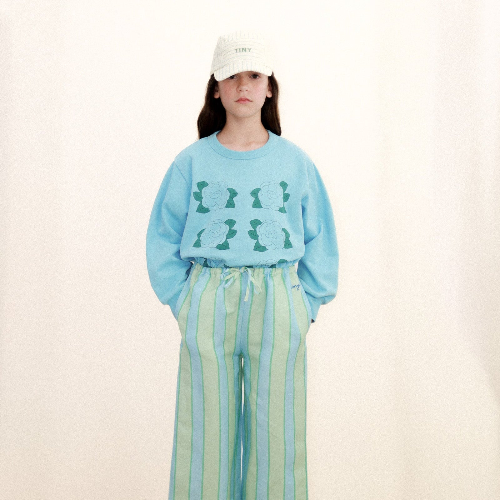 TINY COTTONS BLUE FLOWERS GRAPHIC SWEATSHIRT: LIGHT CYAN