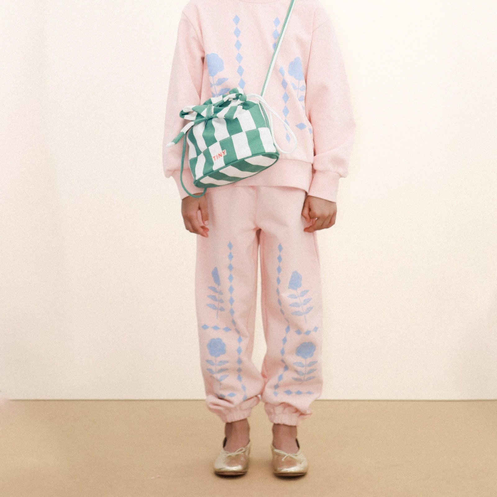 TINY COTTONS FLOWER PATTERN GRAPHIC SWEATPANTS: WILD ROSE